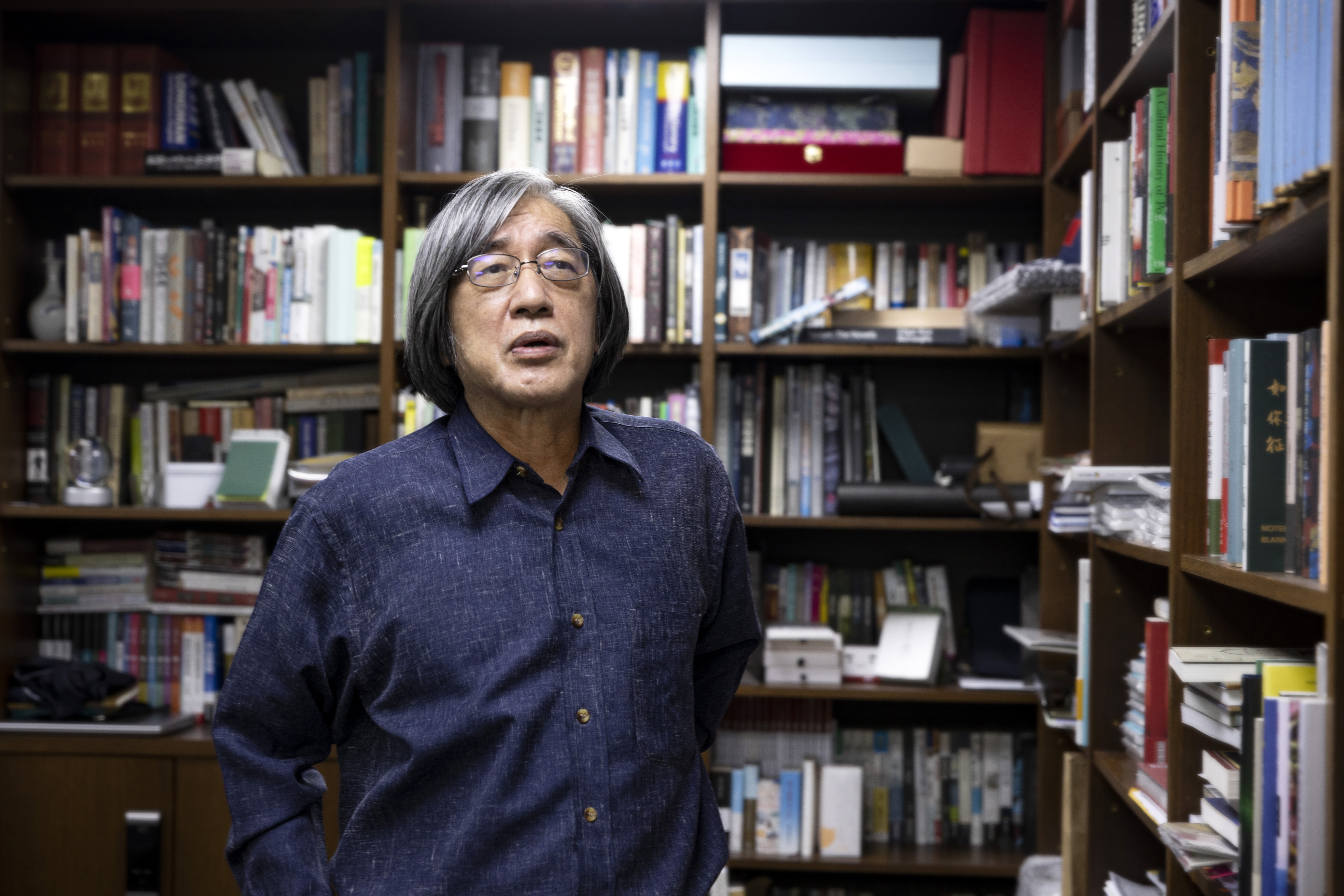 詹宏志的辦公室除了書還是書，與其說是大公司董事長辦公室，不如說是某大學教授研究室更為適切。