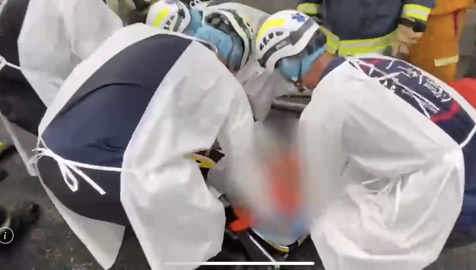 警消破壞車體將駕駛救出送醫救治。（翻攝畫面）