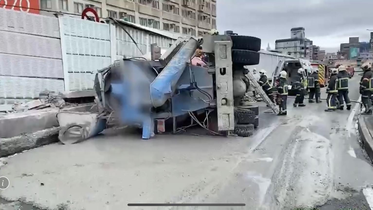 水泥預拌車今早在水源快速高架道路上自撞翻覆。(翻攝畫面)