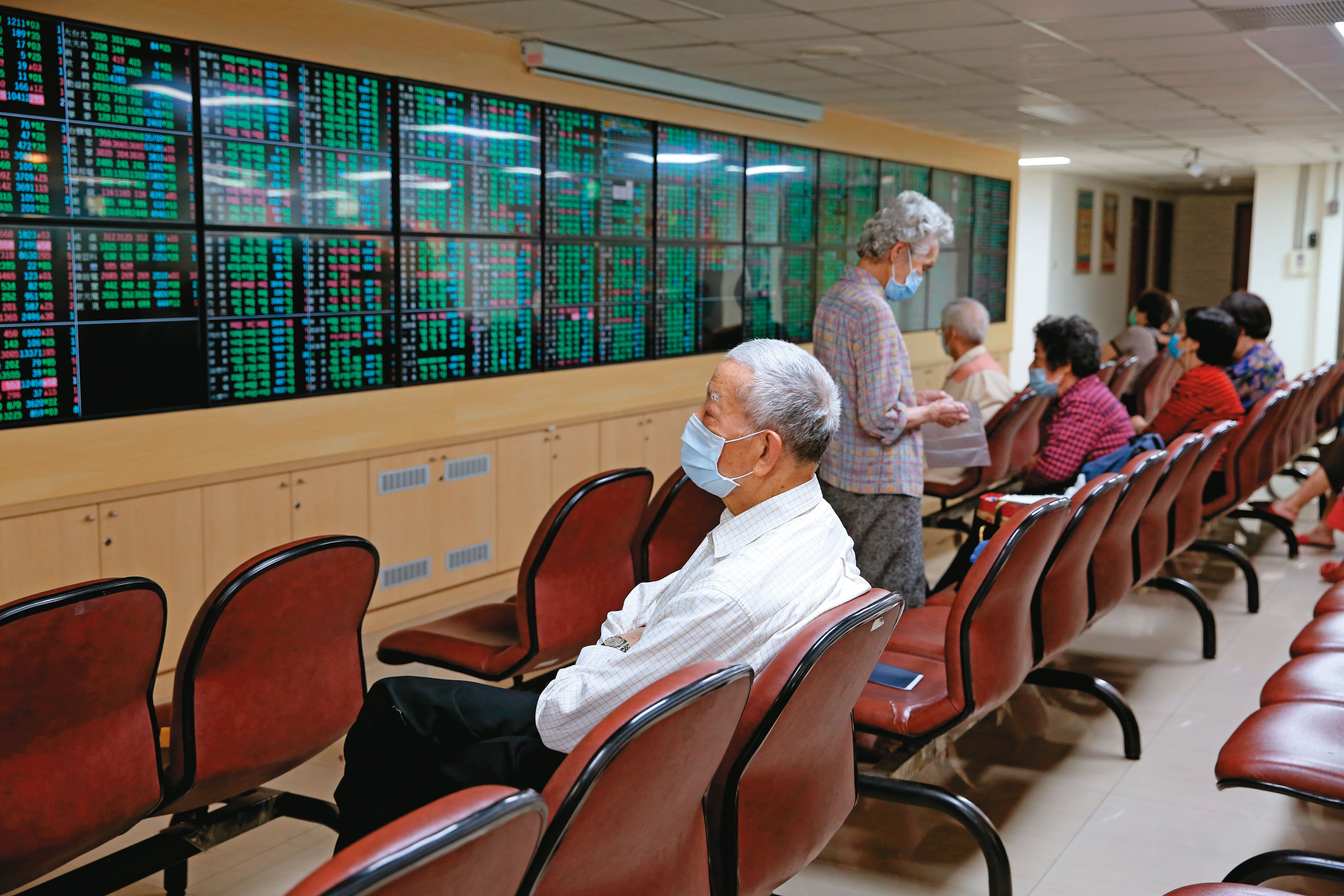 退休族群若沒做好現金流安排，又以股票投資來賺生活費，遇到市場大跌，恐賣在低點。