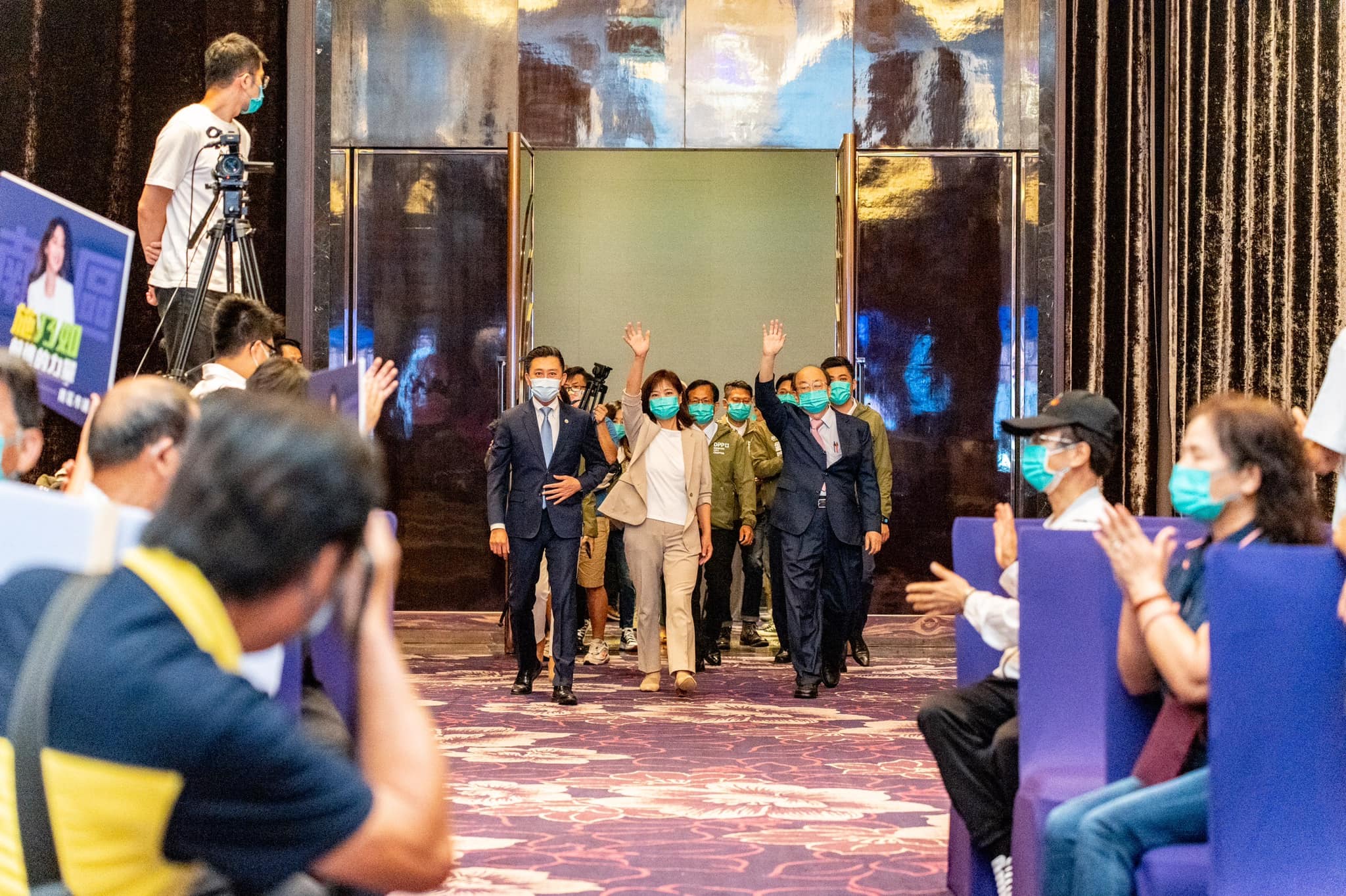 柯建銘（右）今天凌晨po文，提到新竹市長選舉，指自己比誰都在乎誰是新竹市長，並呼籲鄉親集中選票支持沈慧虹（中）。（翻攝自柯建銘臉書）