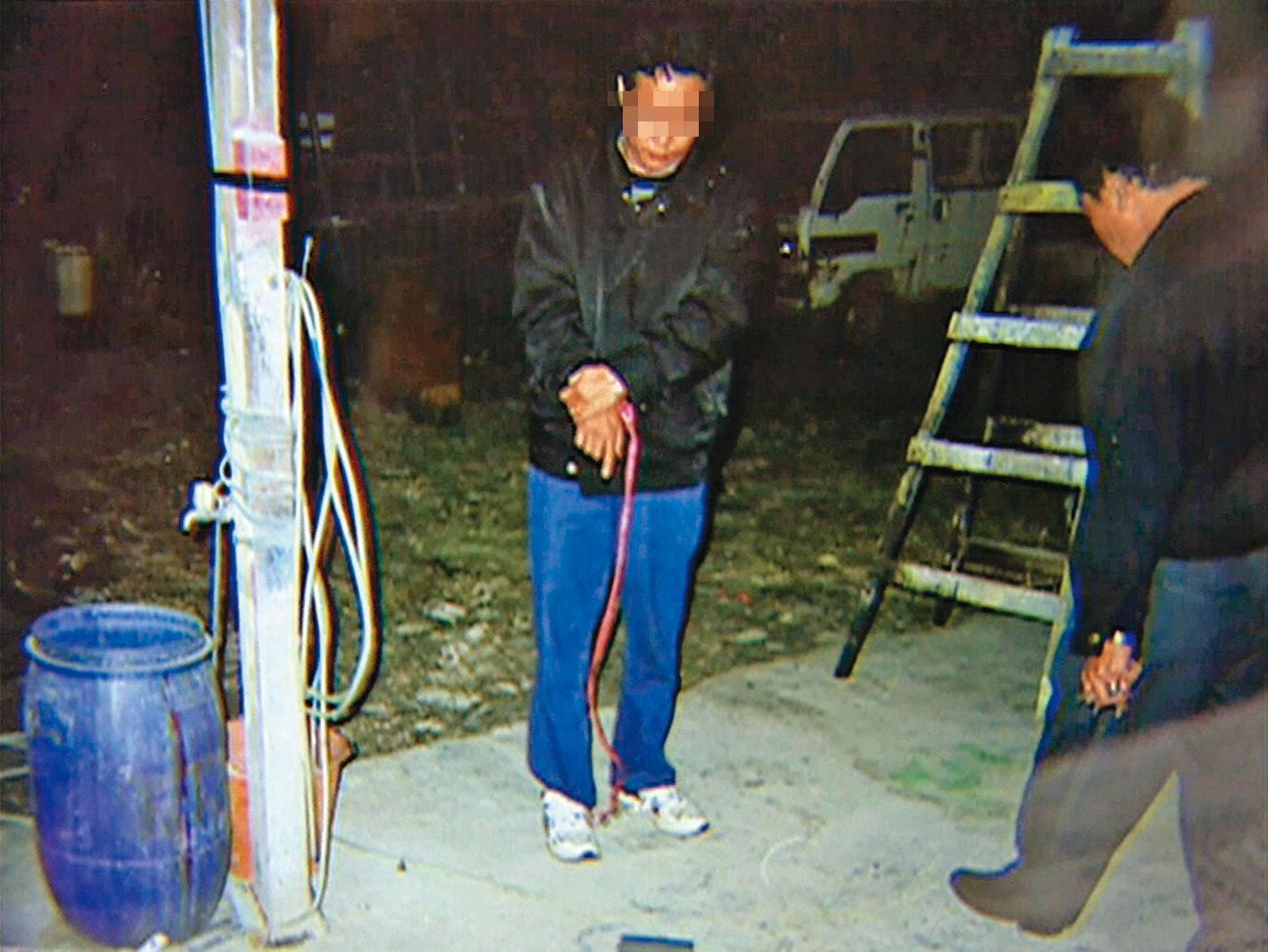 劉男（圖）模擬時，坦承用鐵鎚重擊W女，再將她勒斃。（翻攝畫面）