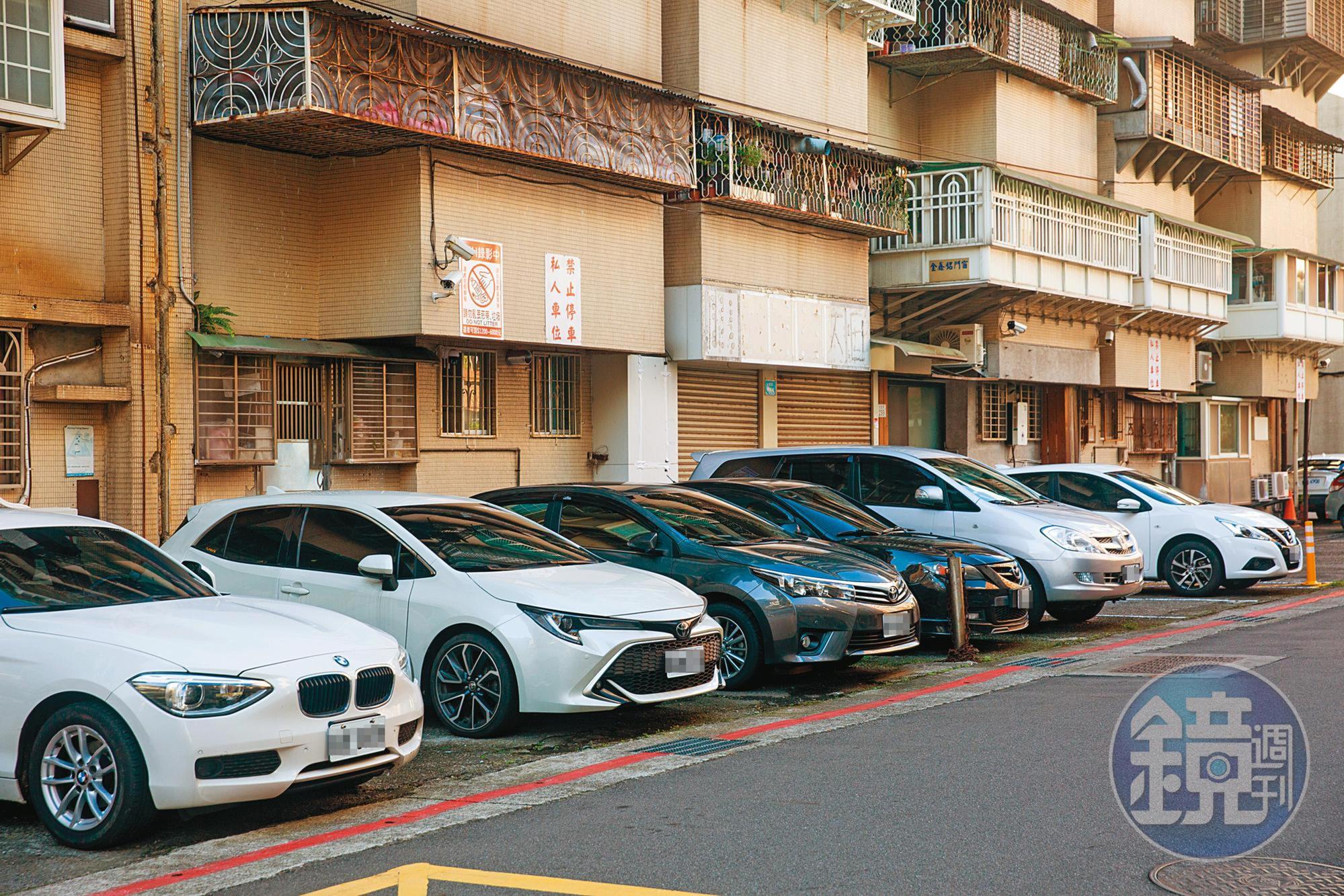 1樓住戶不滿停了40年的車位，突然被總管委會強行收回。