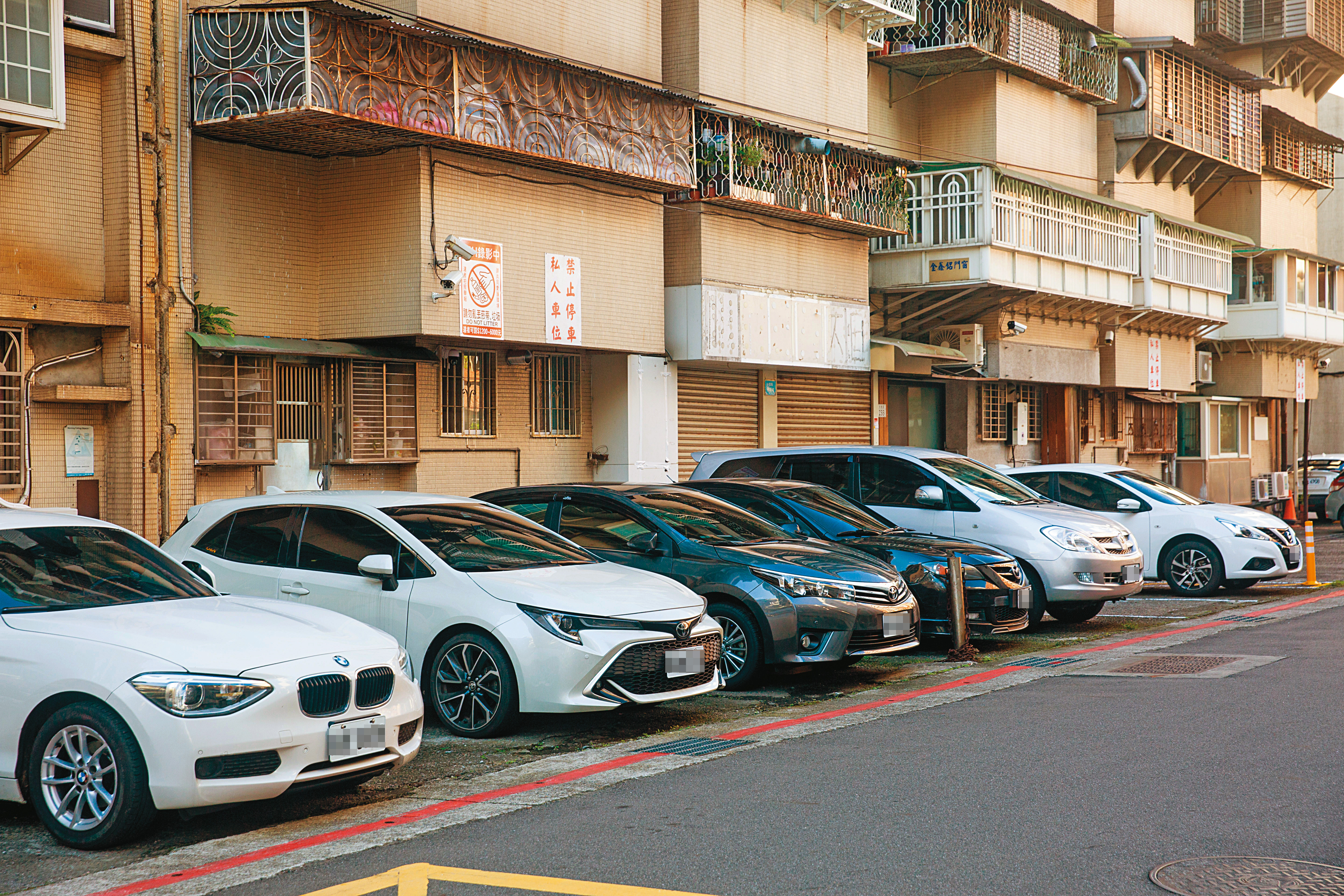 1樓住戶不滿停了40年的車位，突然被總管委會強行收回。