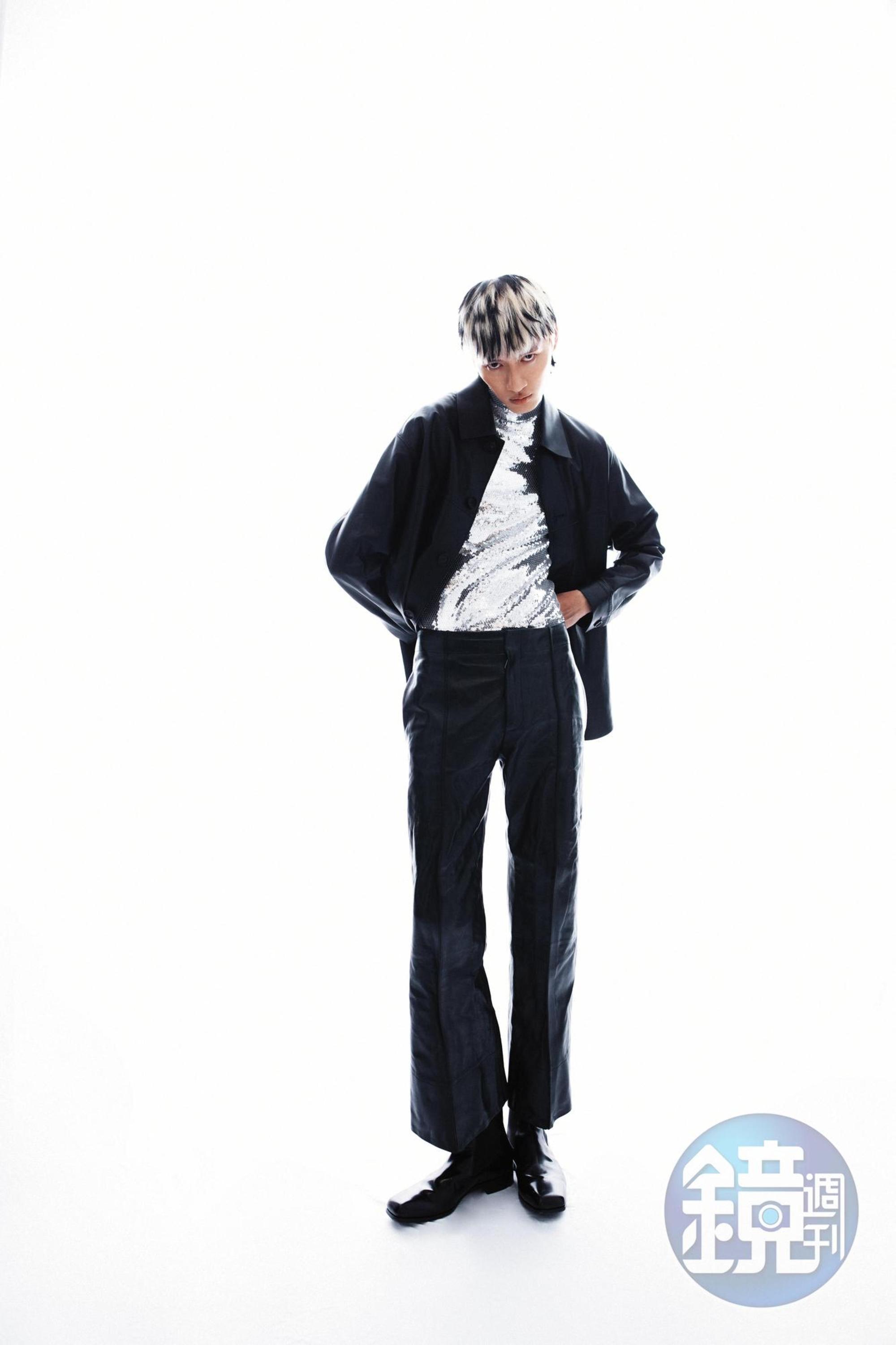 David Lynch黑色皮革襯衫 NT$86,880 by peter wu；黑色皮革喇叭褲 價格店洽 by BOTTEGA VENETA；銀色內搭上衣 NT$72,000 by CELINE；黑色短靴 價格店洽 by PRADA。