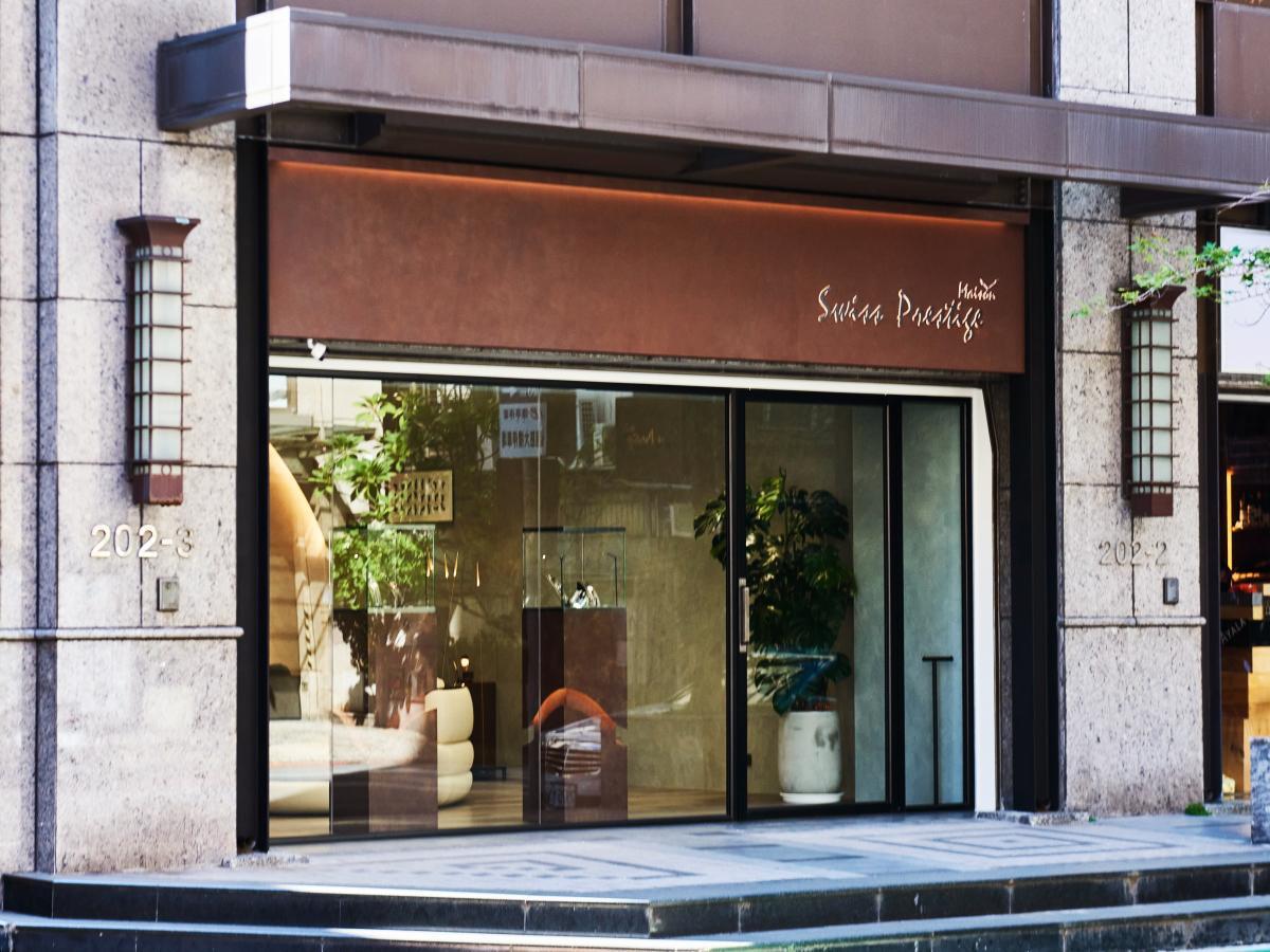 「葳鑠時計光廊」的外觀低調，看起來就像是一個藝廊，與傳統鐘錶店的形象截然不同。