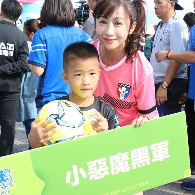 石明謹提到,許淑華過去致力於推動國內的幼兒足球外,當年邀請仙台女子足球隊來台時,她還跳出來召開協調會改善球場草皮。(翻攝自石明謹臉書)