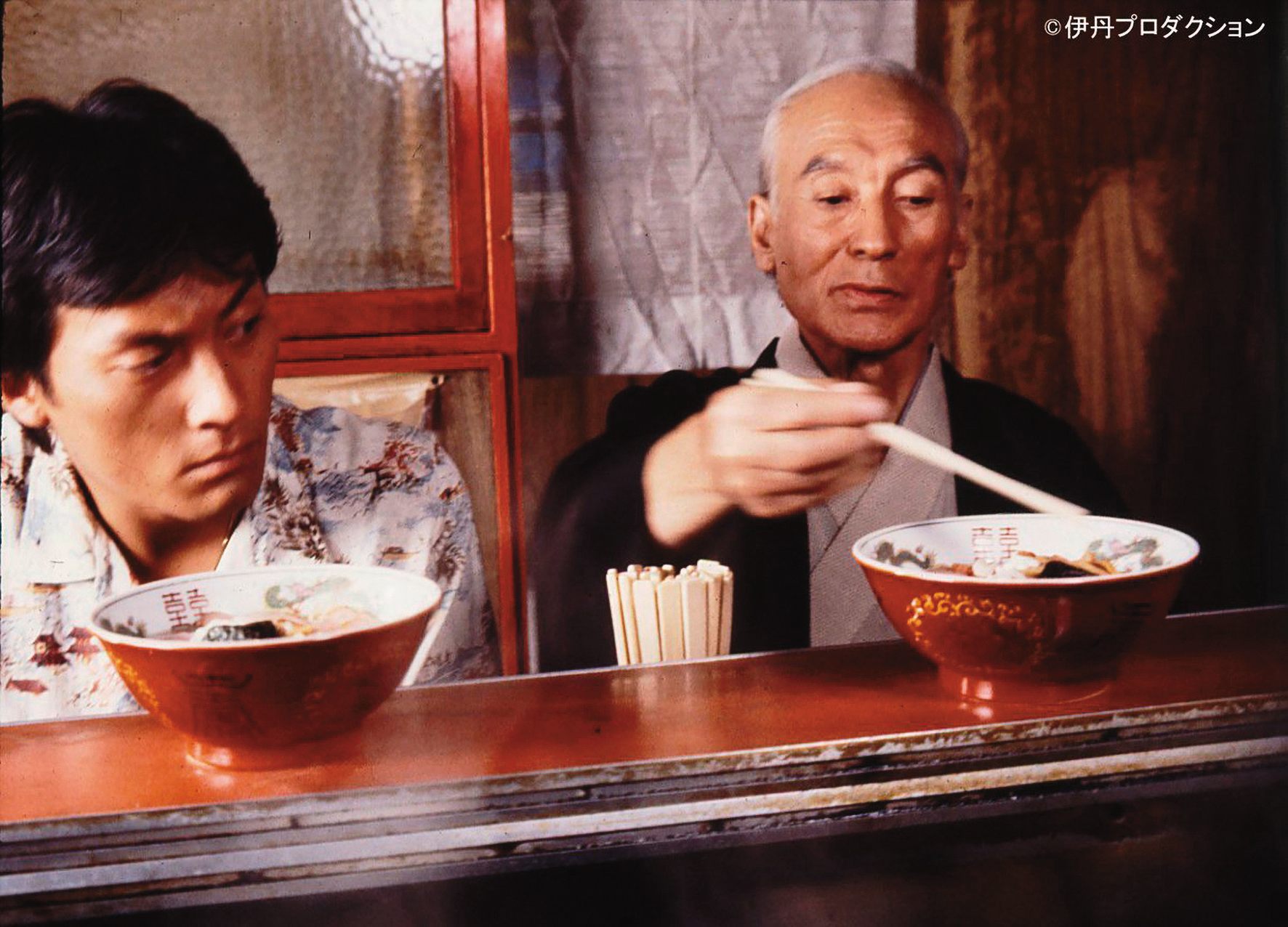 貨車司機幫助寡婦，向黑道大哥、遊民廚神取經獨門料理絕活，助其脫胎換骨。（翻攝自推特）