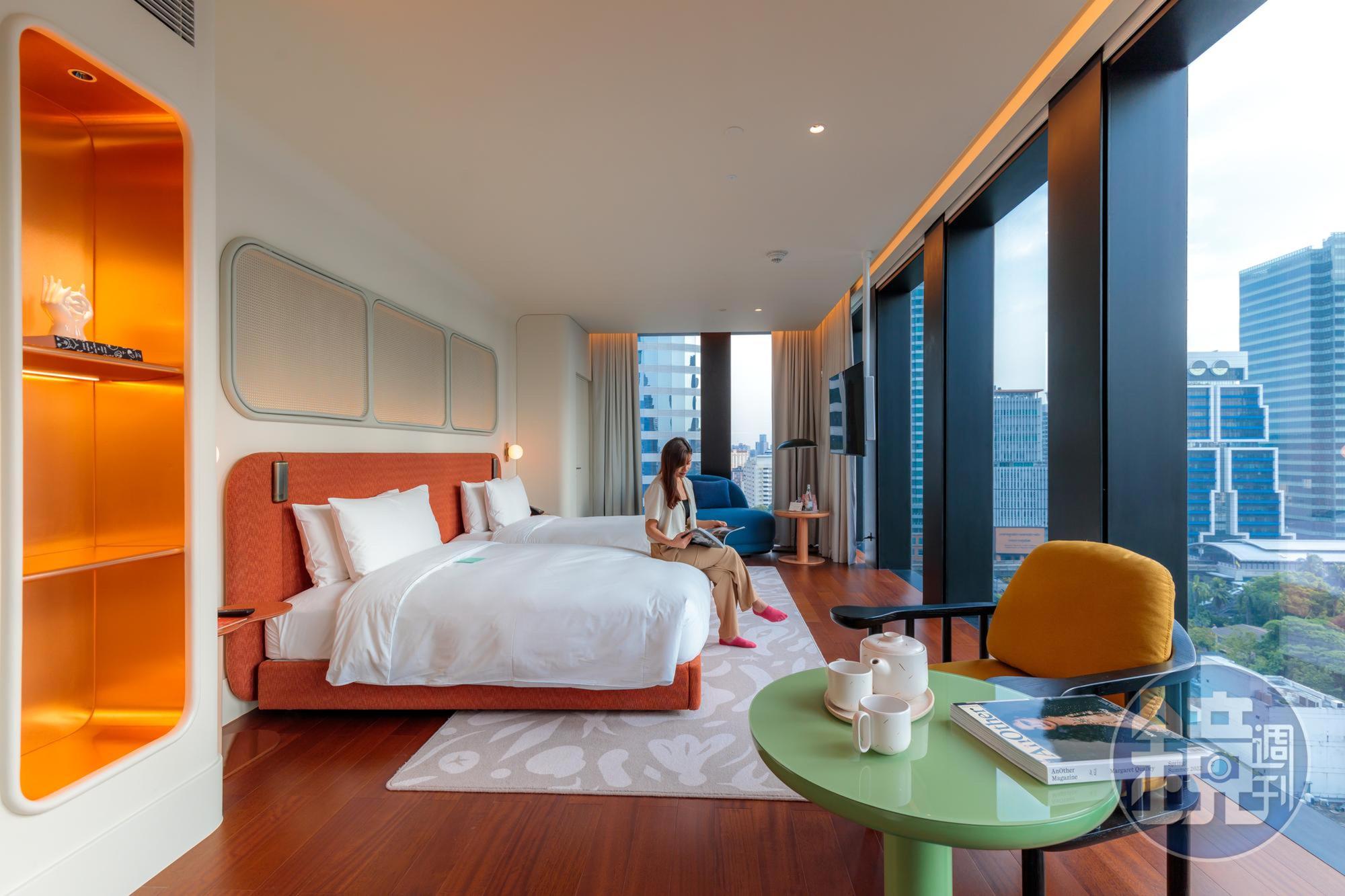 「The Standard Bangkok Mahanakhon」共有155間客房,由西班牙藝術家Jaime Hayon攜手團隊設計,靈活運用色彩。