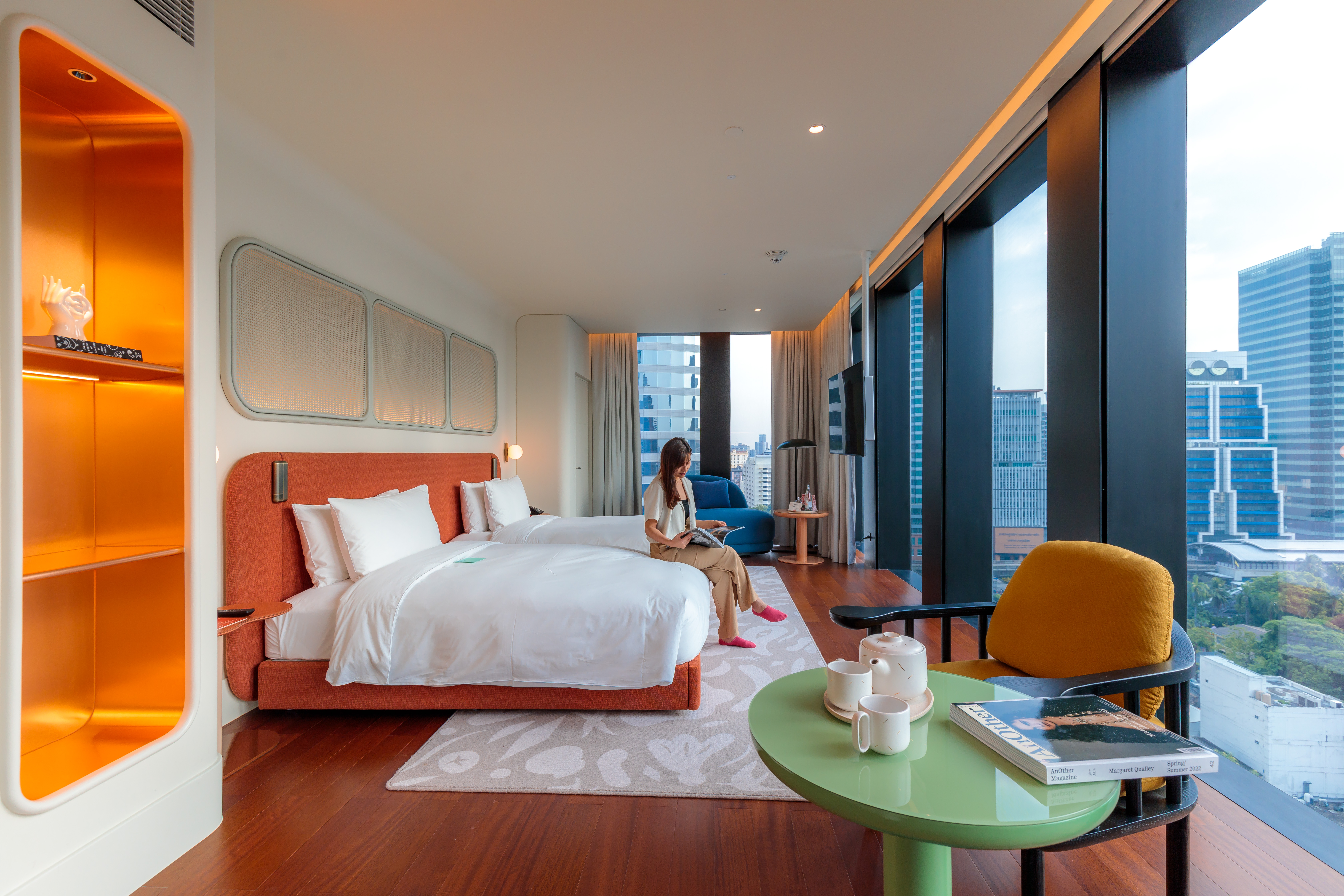 「The Standard Bangkok Mahanakhon」共有155間客房,由西班牙藝術家Jaime Hayon攜手團隊設計,靈活運用色彩。
