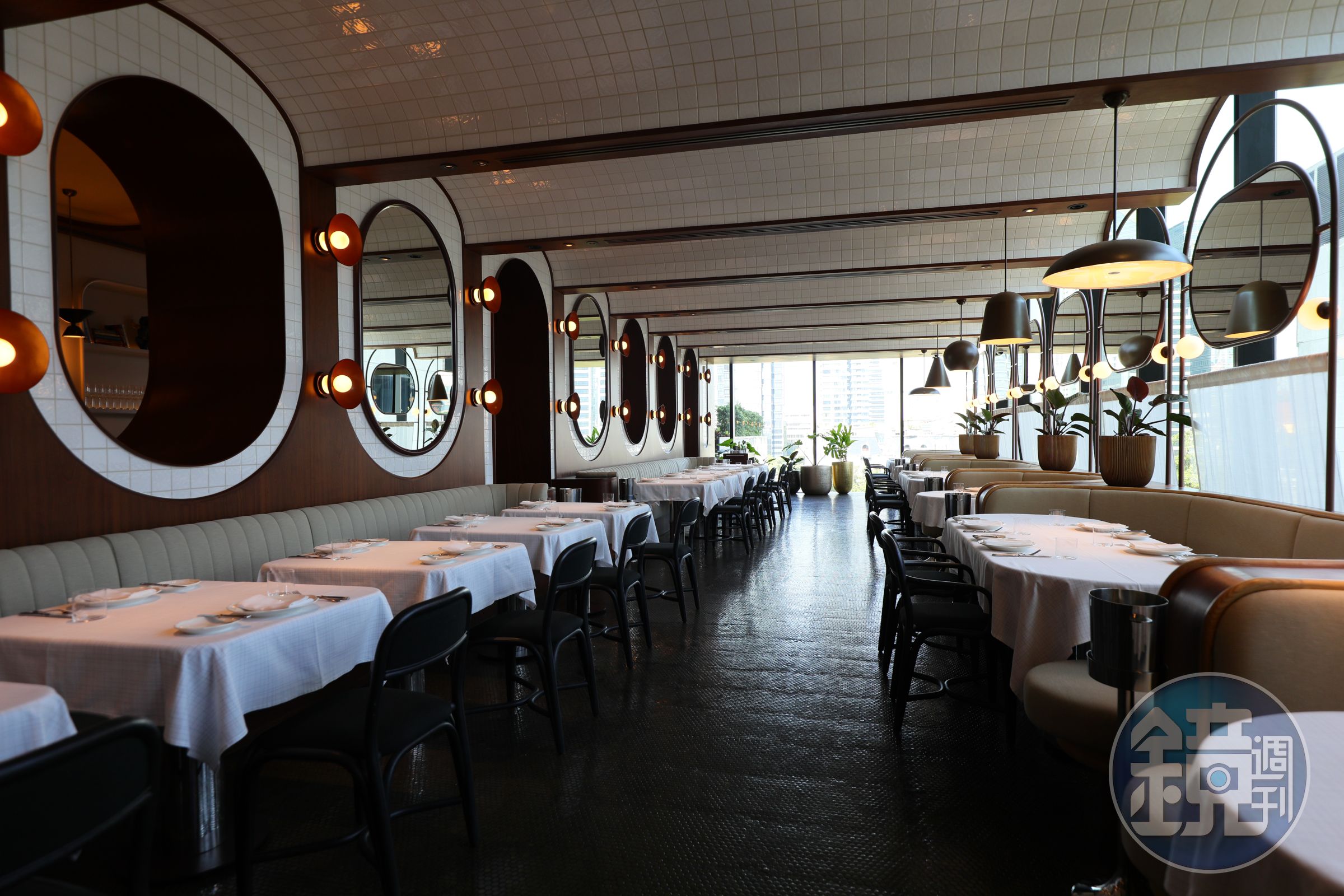 「The Standard Grill」傳承紐約肉庫區第一間The Standard Grill餐廳的精神，融合傳統牛排館經典特色與美式風味菜餚。