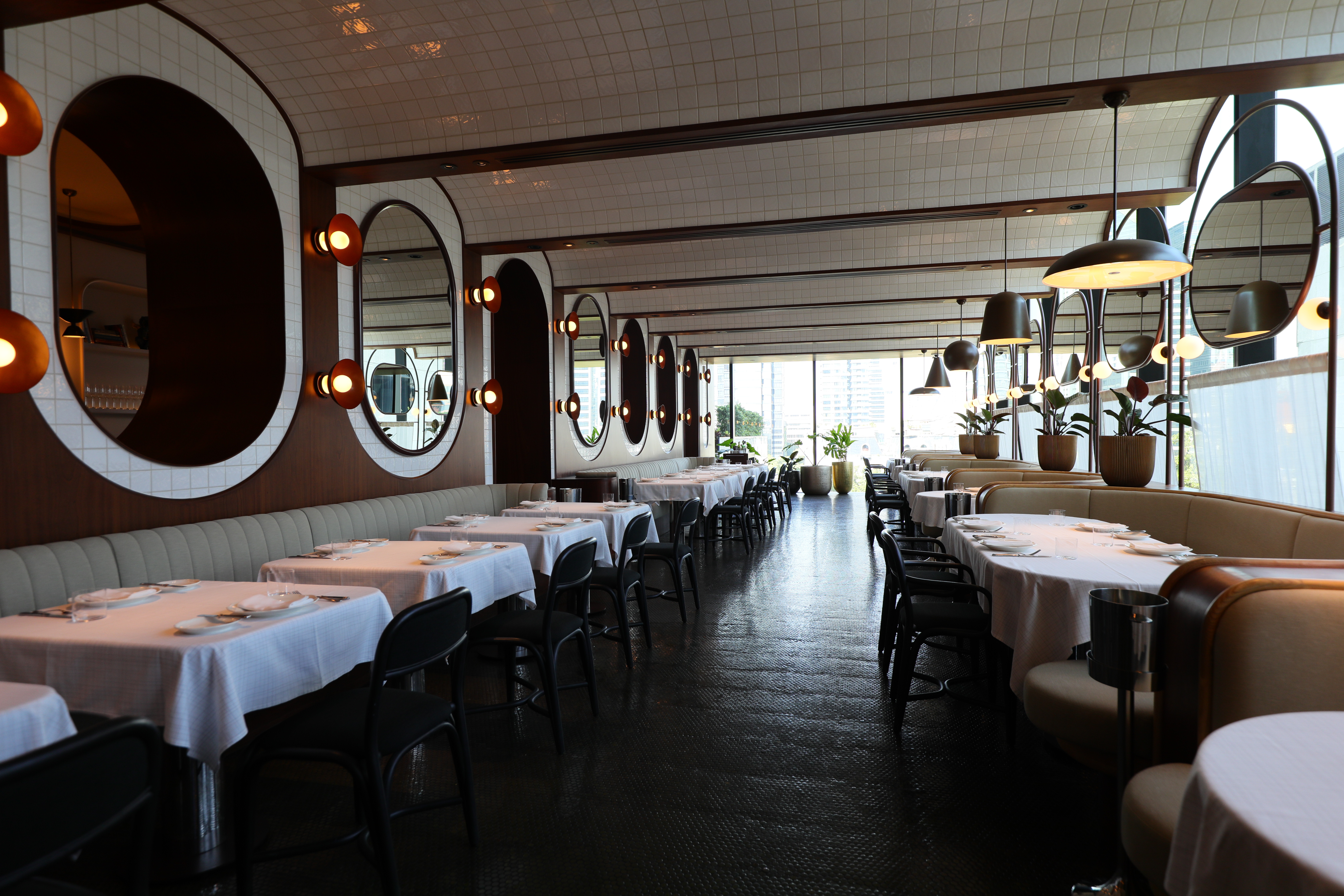 「The Standard Grill」傳承紐約肉庫區第一間The Standard Grill餐廳的精神，融合傳統牛排館經典特色與美式風味菜餚。
