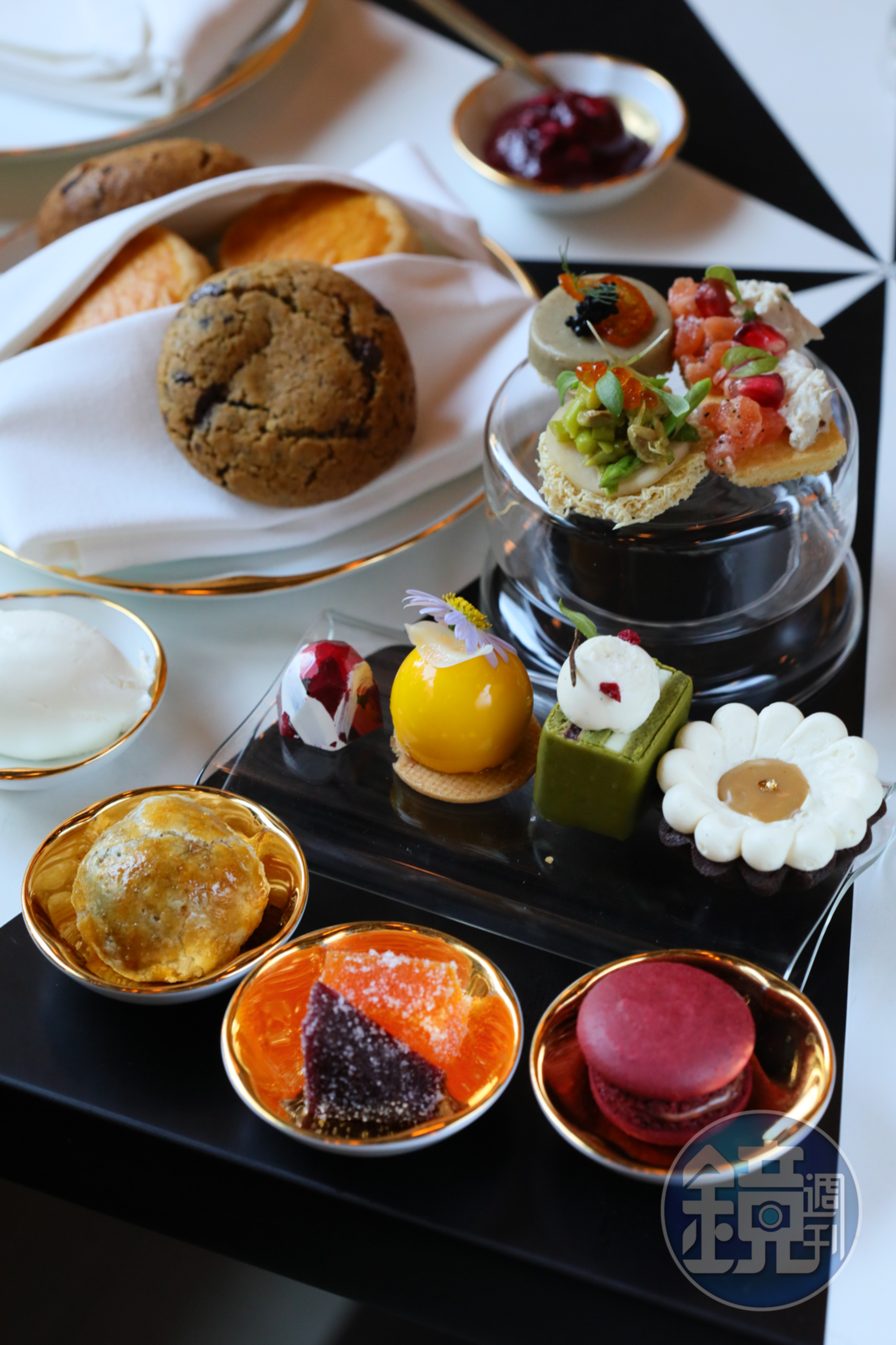 「Set Menu」提供一整套鹹甜小點,包含馬卡龍、巧克力、司康等,可任選一壺茶。(1,200 泰銖/人,約 NT$1,028)