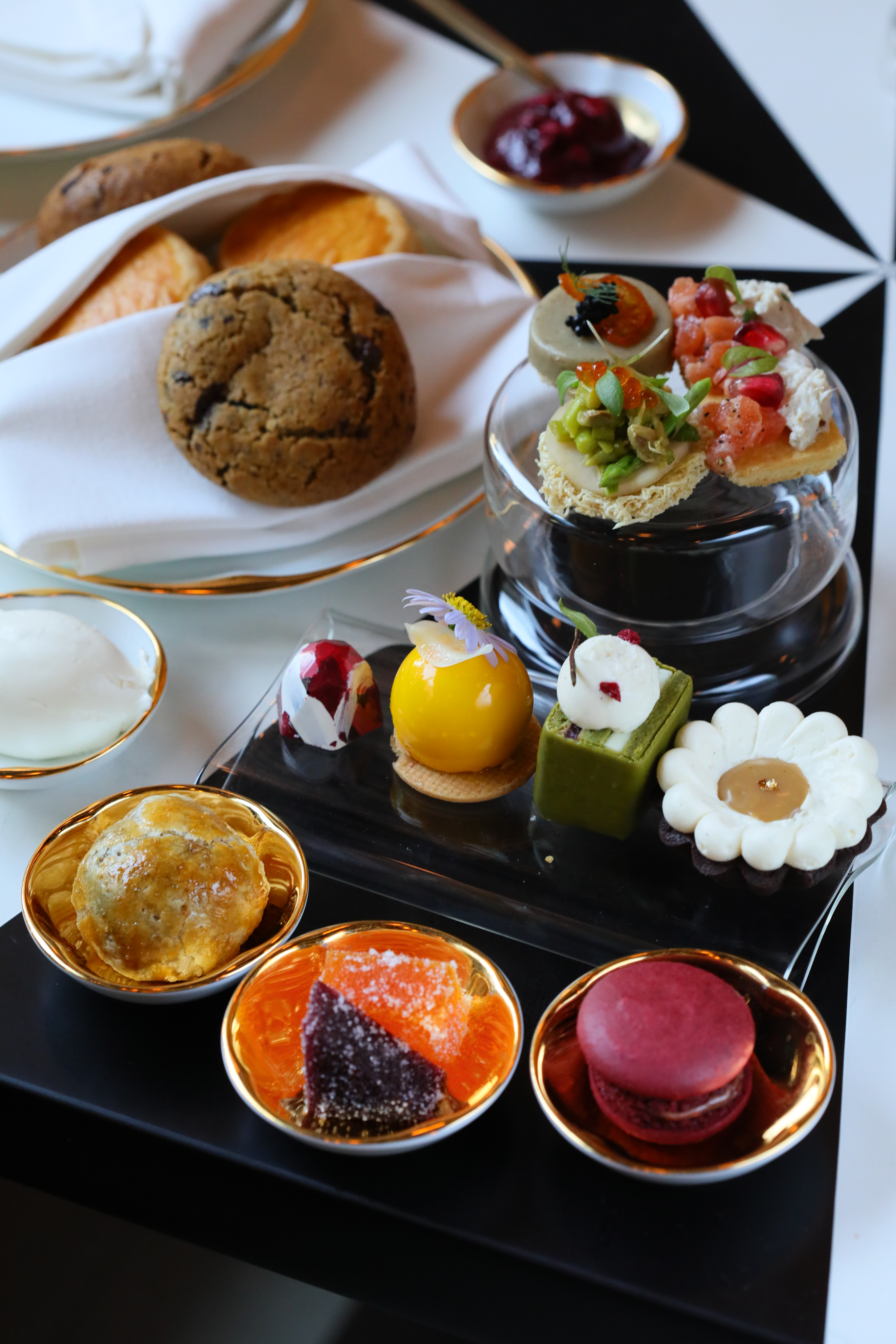 「Set Menu」提供一整套鹹甜小點,包含馬卡龍、巧克力、司康等,可任選一壺茶。(1,200 泰銖/人,約 NT$1,028)