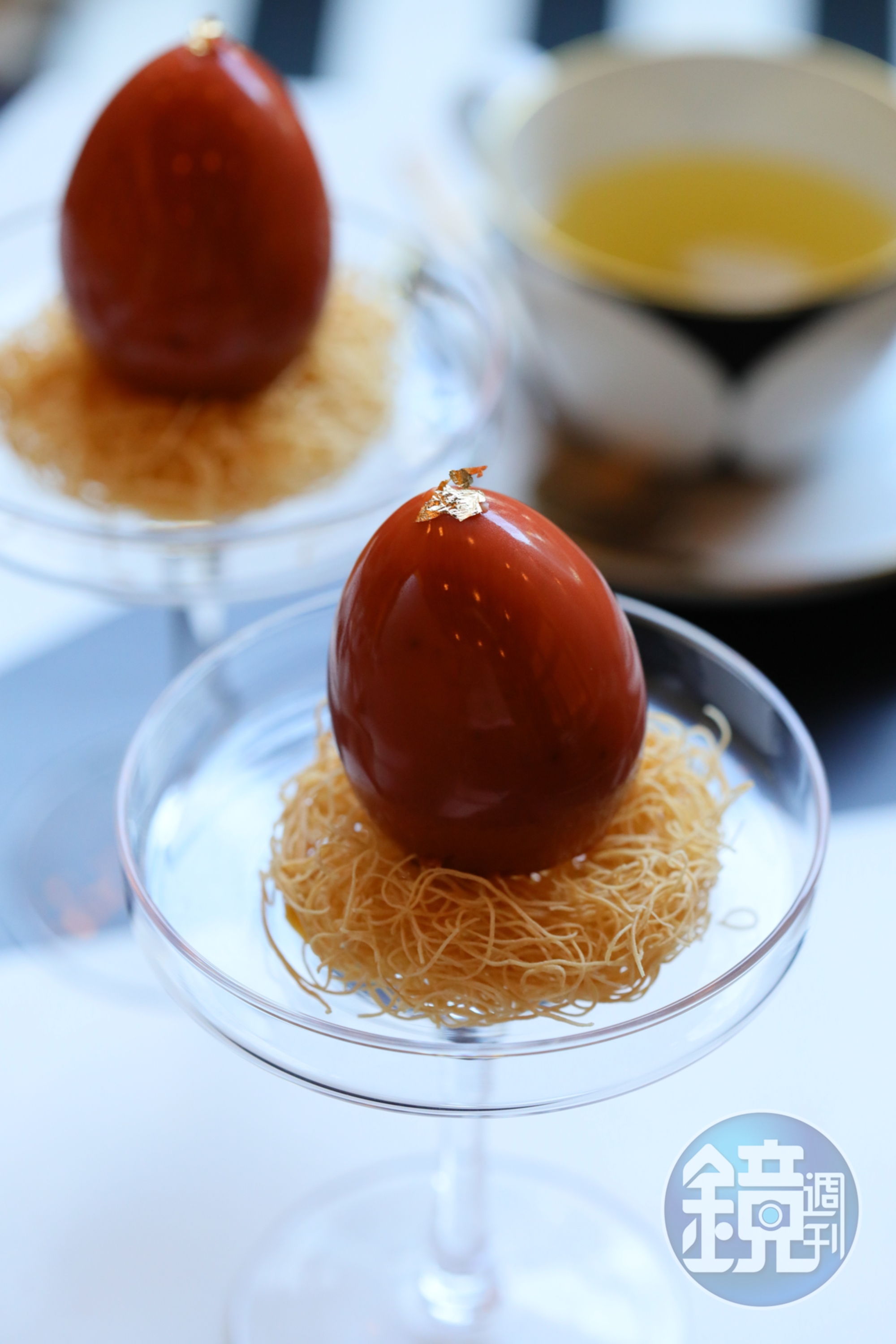 套餐內有一道驚喜甜品「The Egg」,以白巧克力作為蛋殼,希臘經典甜點Kataifi呈現鳥巢,內有香草義式奶凍「蛋白」與「蛋黃」百香果醬汁。