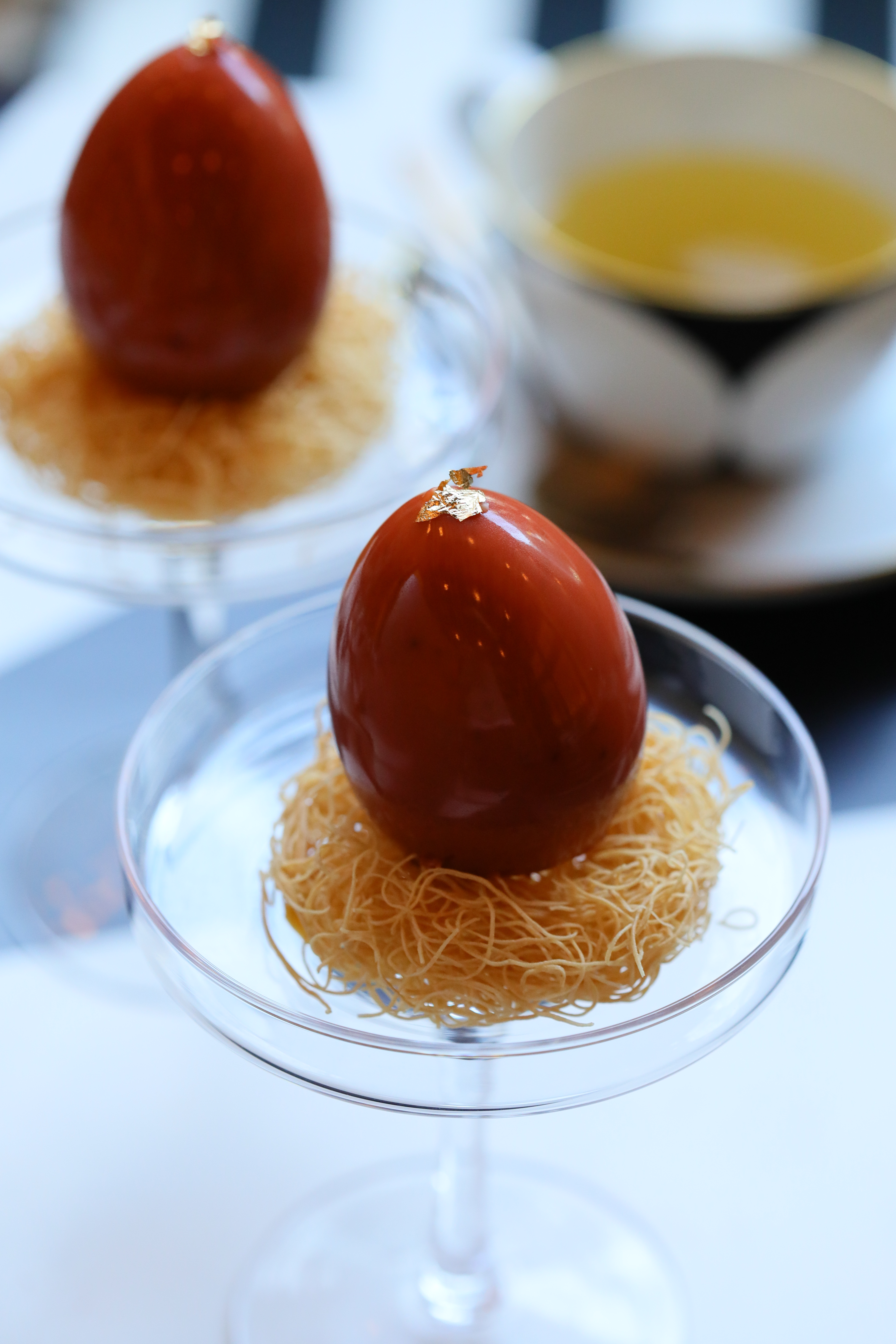 套餐內有一道驚喜甜品「The Egg」,以白巧克力作為蛋殼,希臘經典甜點Kataifi呈現鳥巢,內有香草義式奶凍「蛋白」與「蛋黃」百香果醬汁。