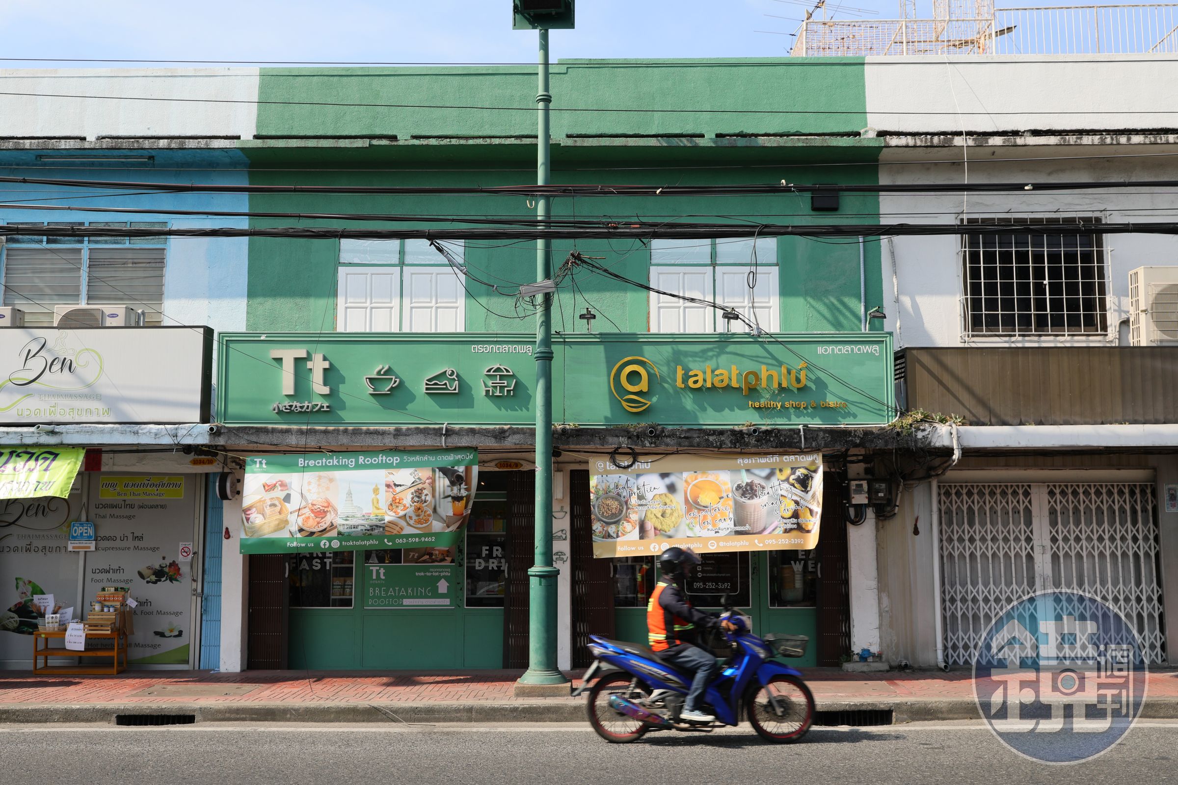 「Trok AT Talat Phlu」距離金色大佛走路約12分鐘路程，就位在大馬路上。