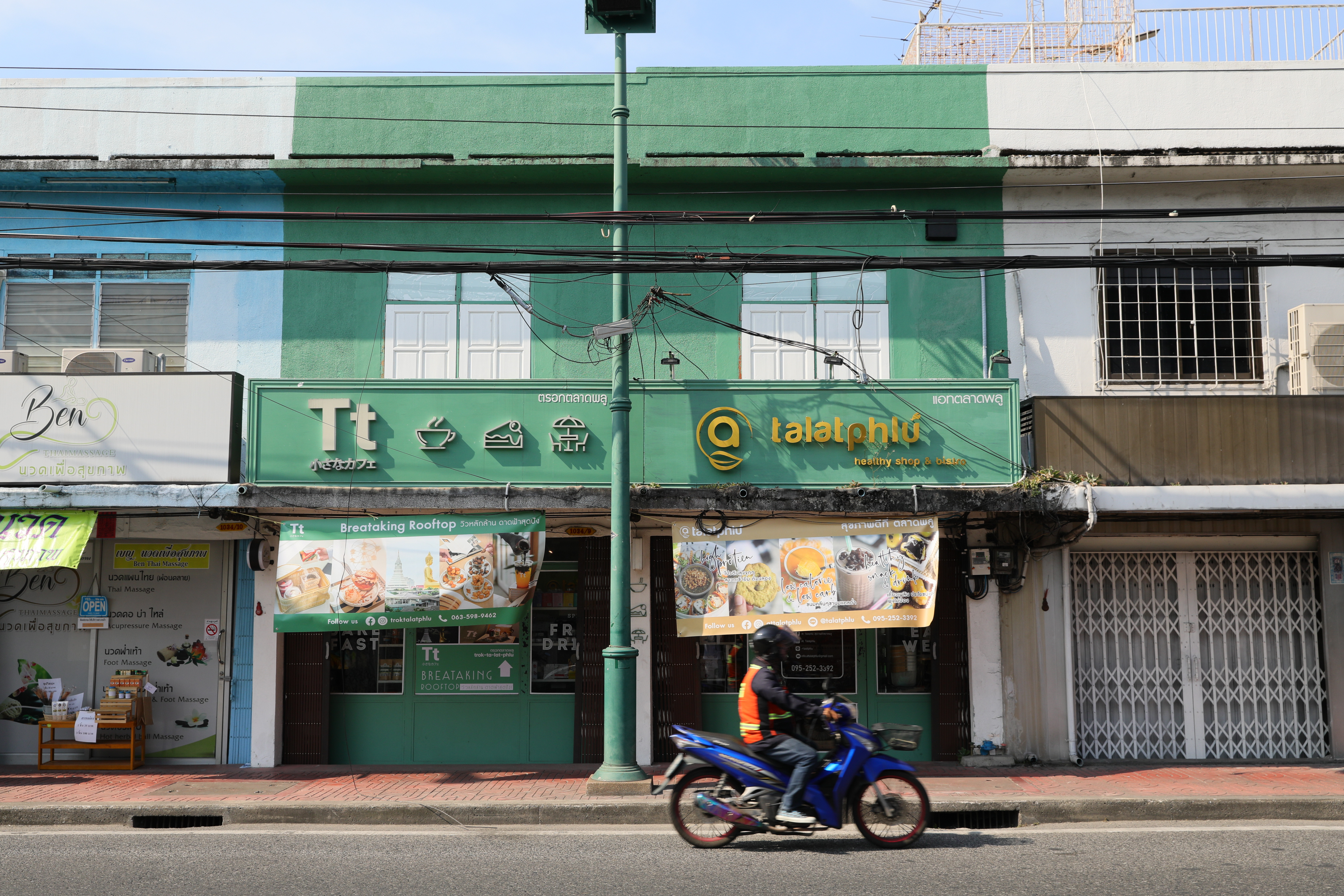 「Trok AT Talat Phlu」距離金色大佛走路約12分鐘路程，就位在大馬路上。