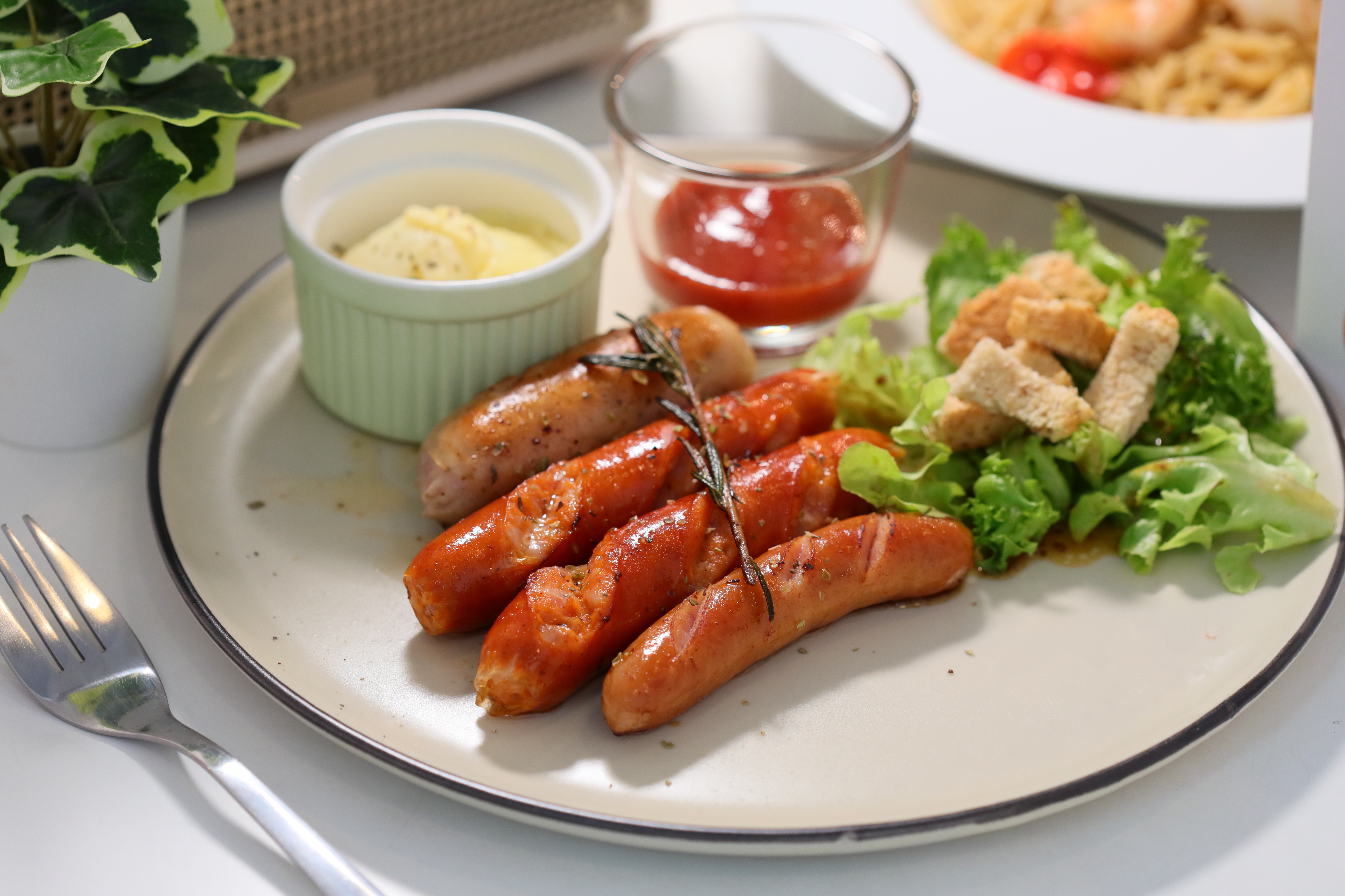 「Sausages premium with mashed potato」香腸套餐。（179泰銖／份，約 NT$153）
