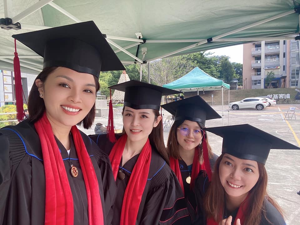 九合一大選前一天，李眉蓁PO碩士服燦笑照。（翻攝自李眉蓁臉書）