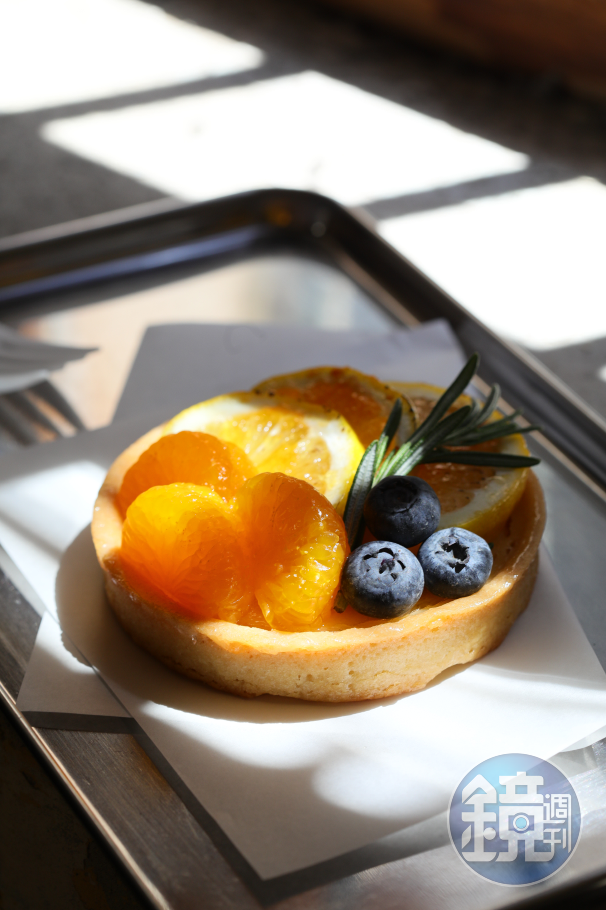 烘焙點心每日供應品項不同，當日提供酸甜檸檬塔「Lemon Tart」。（160泰銖／份，約 NT$137）