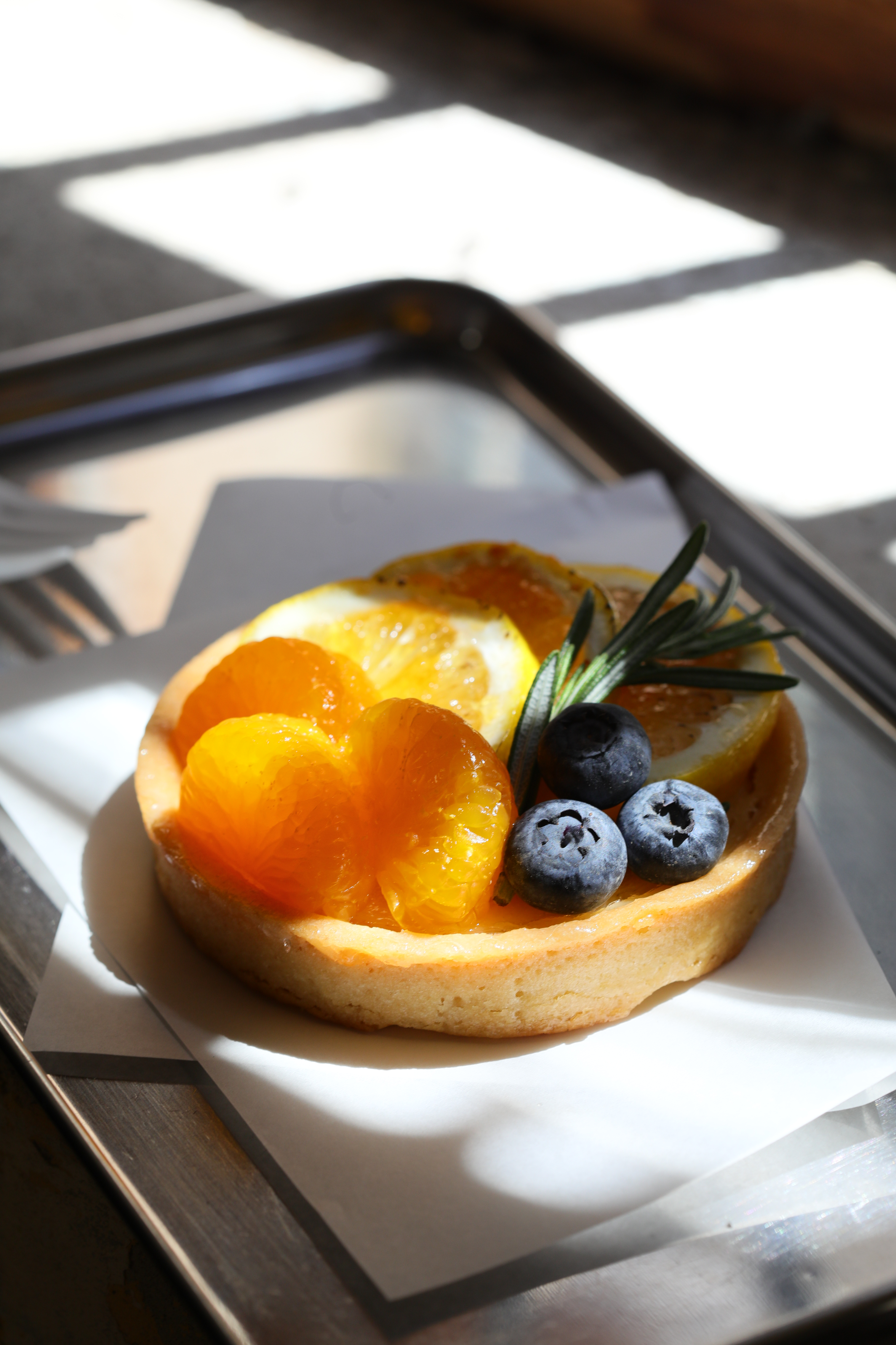 烘焙點心每日供應品項不同，當日提供酸甜檸檬塔「Lemon Tart」。（160泰銖／份，約 NT$137）