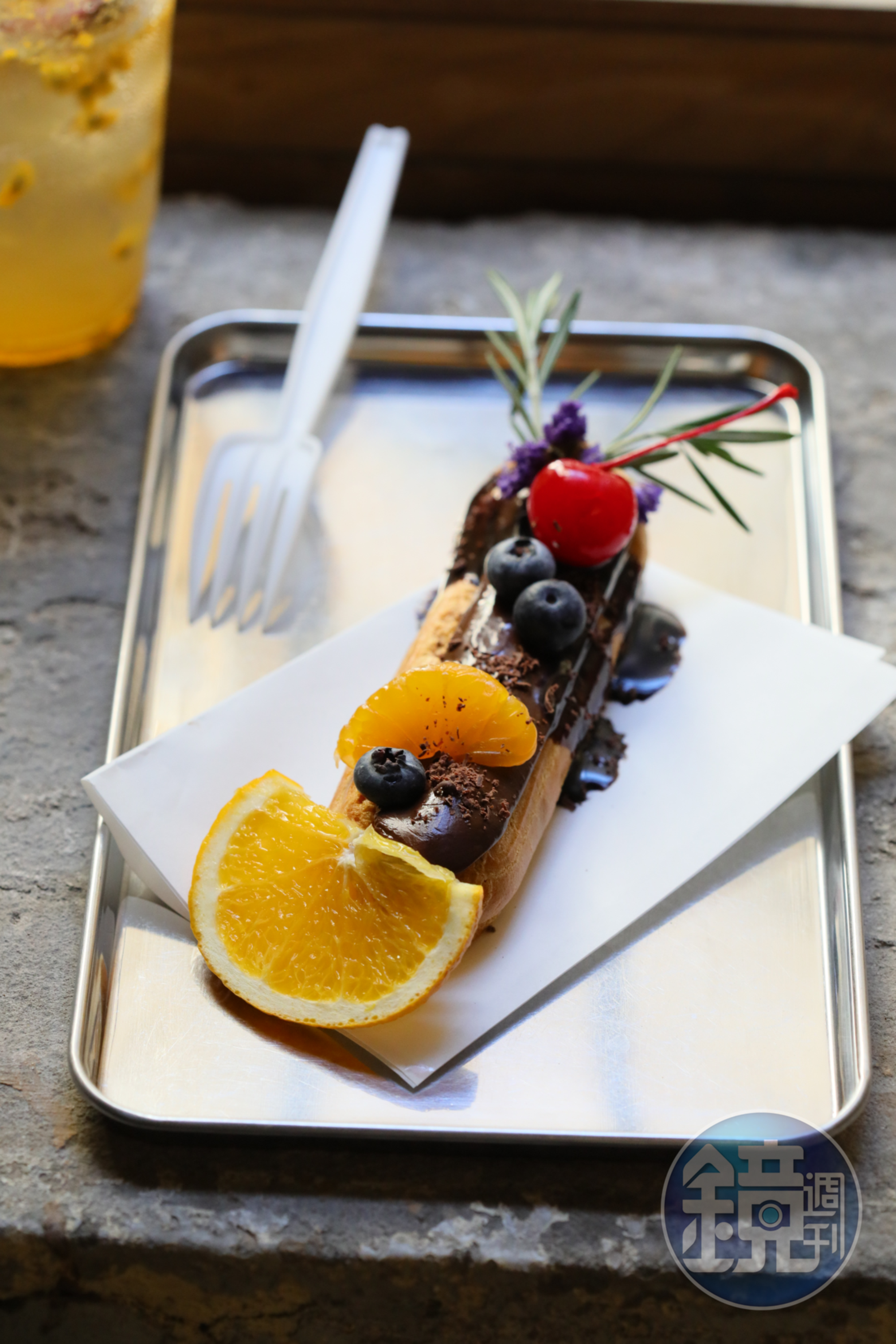 「Éclair Café Chocolat」法式閃電泡芙內餡滿滿巧克力，口味偏甜 。 （140泰銖／份，約NT$121）