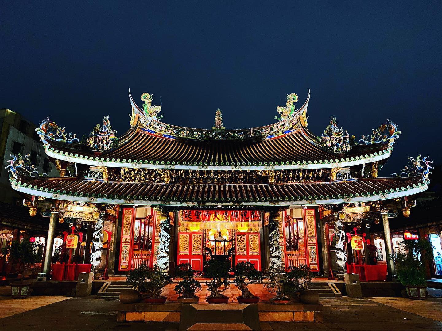 台北大龍峒保安宮今天在臉書po文，希望大家選出能夠「抗共保台」的候選人！（翻攝自台北大龍峒臉書）