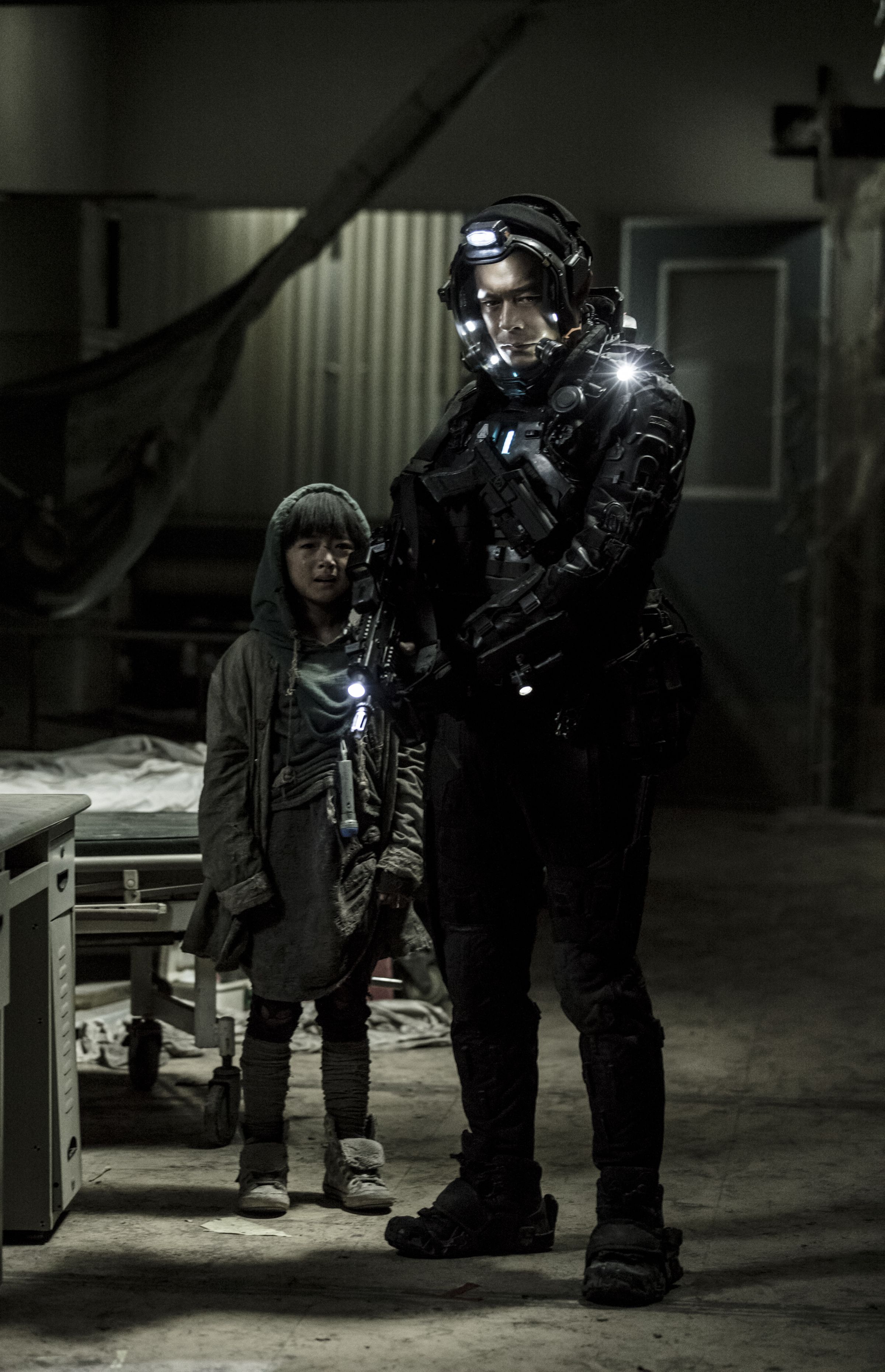 古天樂身上的機甲超過30磅重，因此還傷了頸椎，需開刀治療。（Netflix提供）