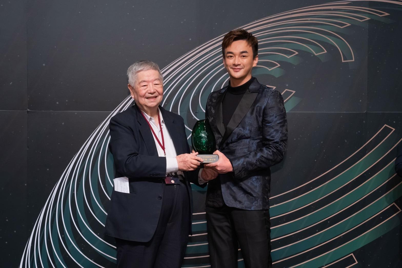 TVBS品牌行銷暨公關部總監戴天易(右)，未來將帶領同仁打造數位科技、娛樂集團以及華文領導品牌形象。（TVBS提供）