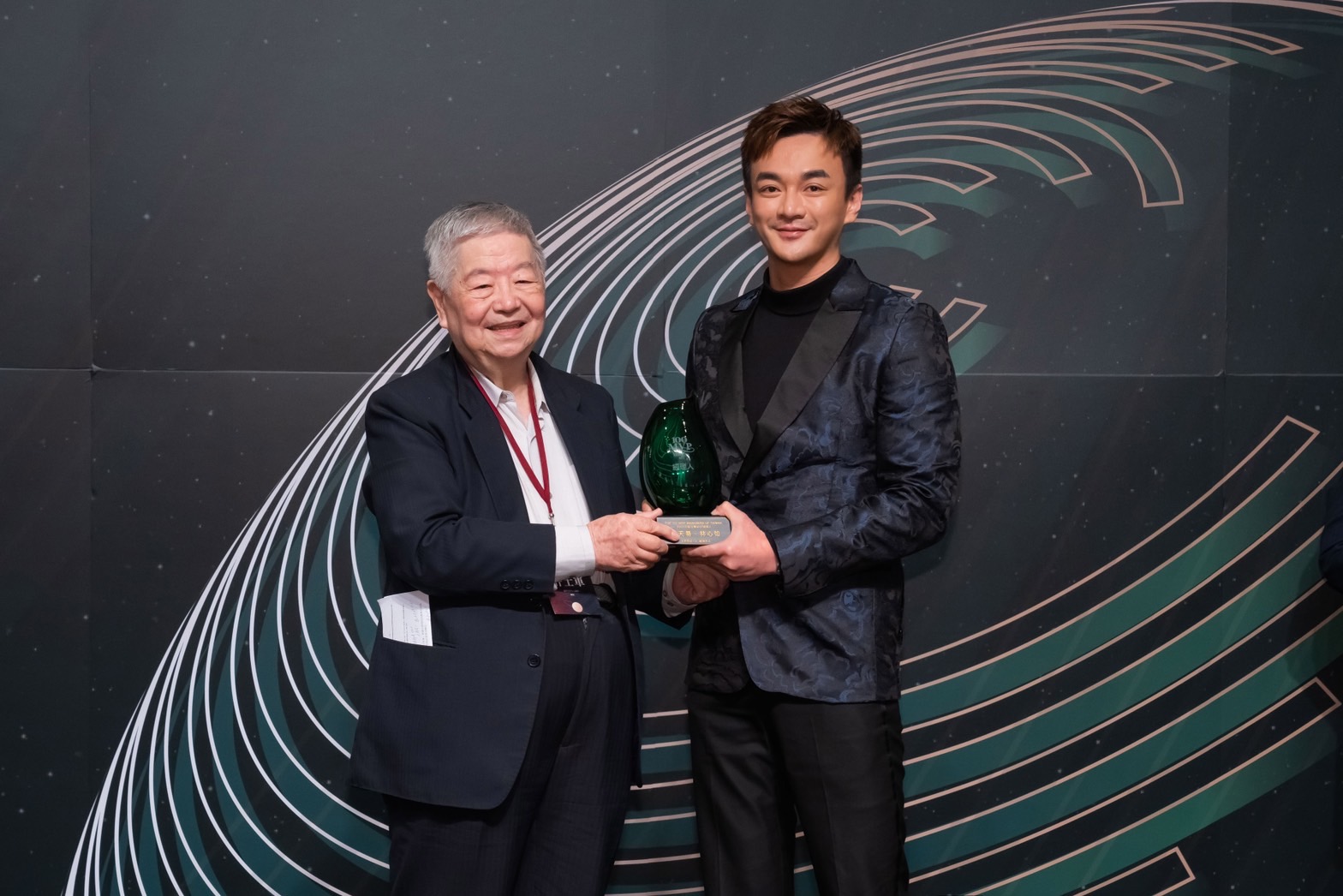 TVBS品牌行銷暨公關部總監戴天易(右)，未來將帶領同仁打造數位科技、娛樂集團以及華文領導品牌形象。（TVBS提供）