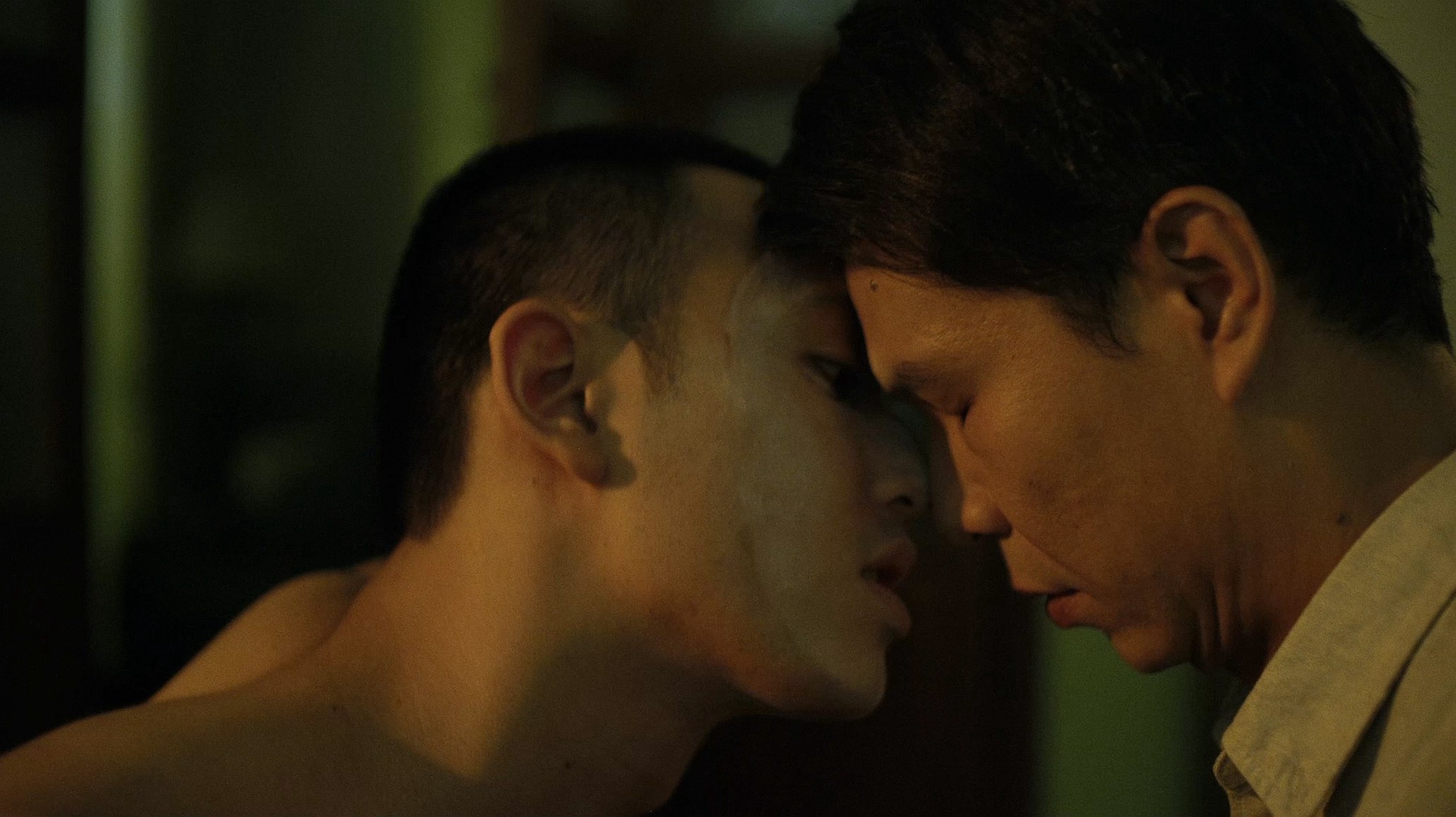 電影男男曖昧情愫十分壓抑,孔慶輝解釋,澳門太小,人們性格又保守,很難有張揚熱烈的情感流動表現。(海鵬)