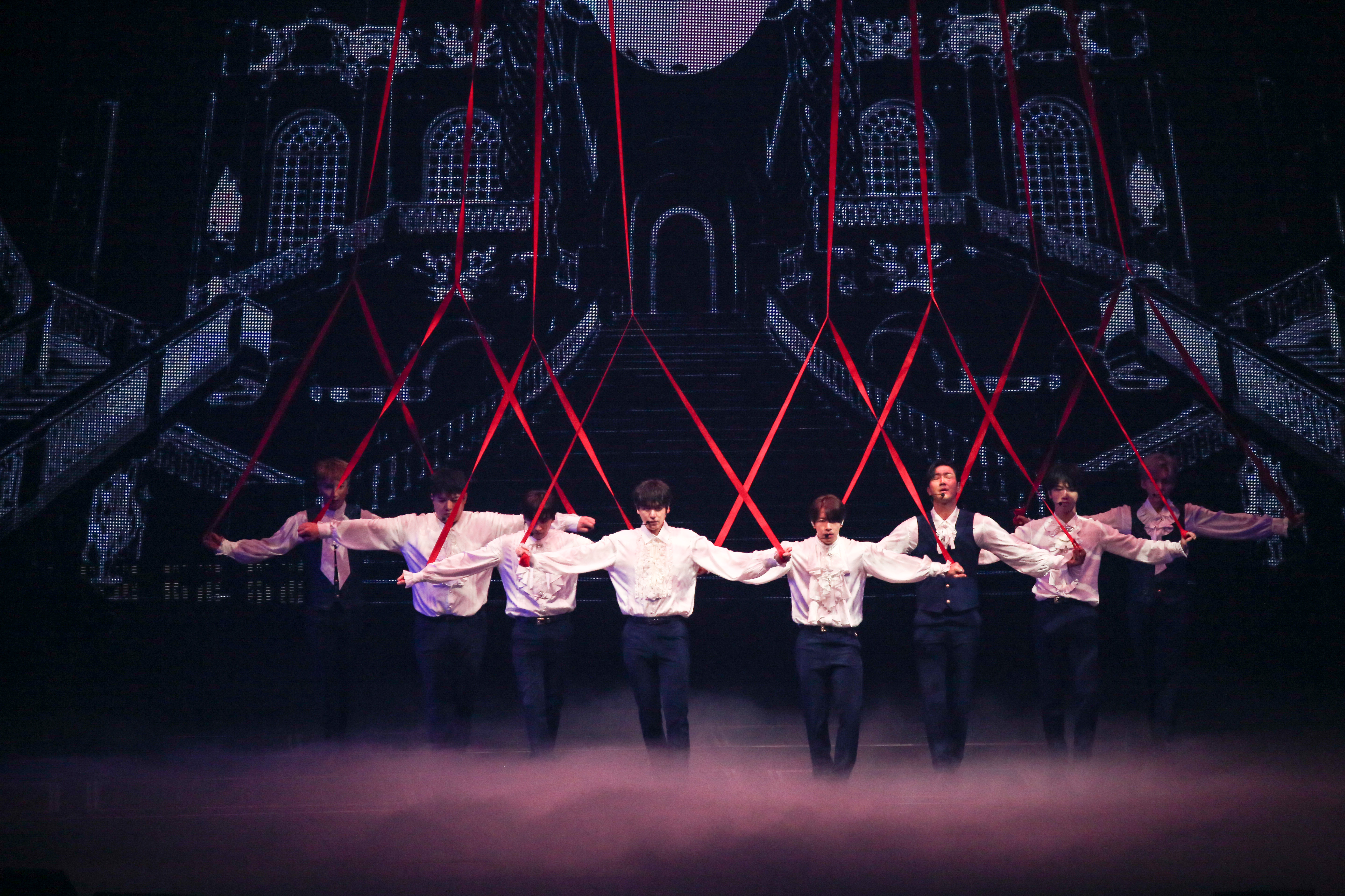 Super Junior三天演唱會首場帥氣登場。