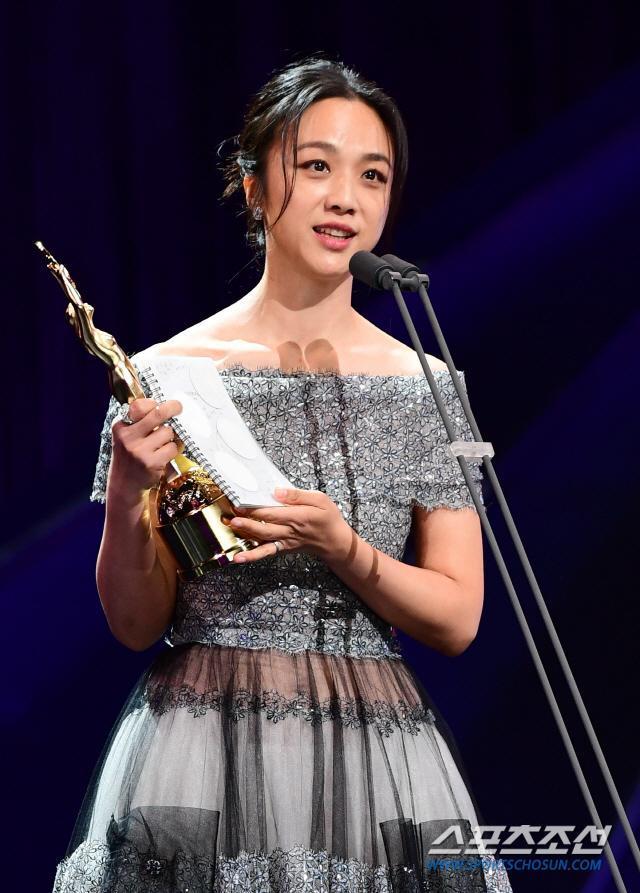 湯唯成為青龍獎史上第一位獲獎的海外演員，她帶著《分手的決心》劇本上台領獎。（翻攝自朝鮮體育報）