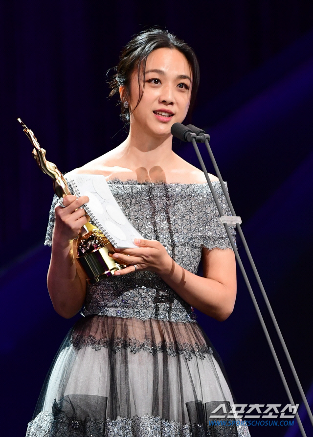 湯唯成為青龍獎史上第一位獲獎的海外演員,她帶著《分手的決心》劇本上台領獎。(翻攝自朝鮮體育報)