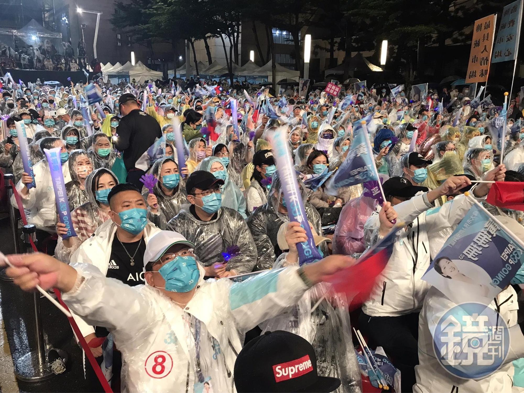 台下民眾給出熱情回應。