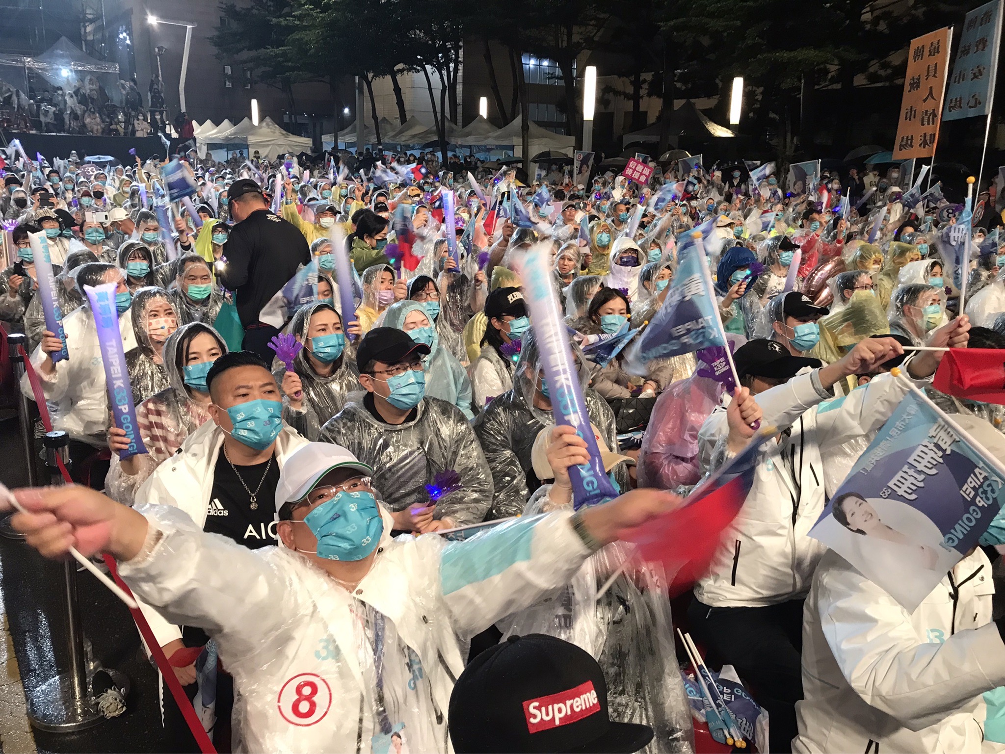 台下民眾給出熱情回應。