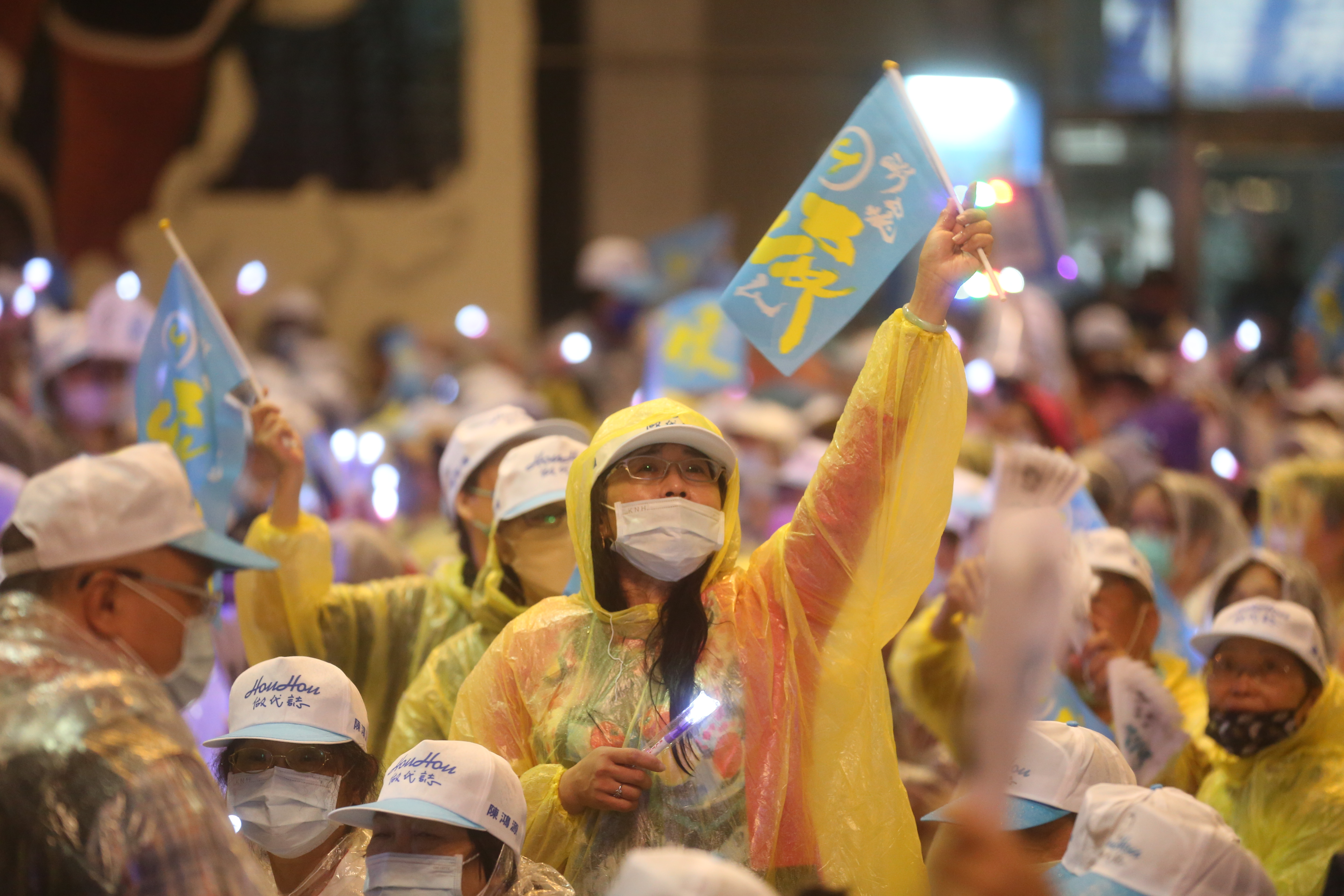 侯友宜在板橋第1運動場戶外廣場舉行選前之夜,主辦單位稱湧入8萬人到場力挺。