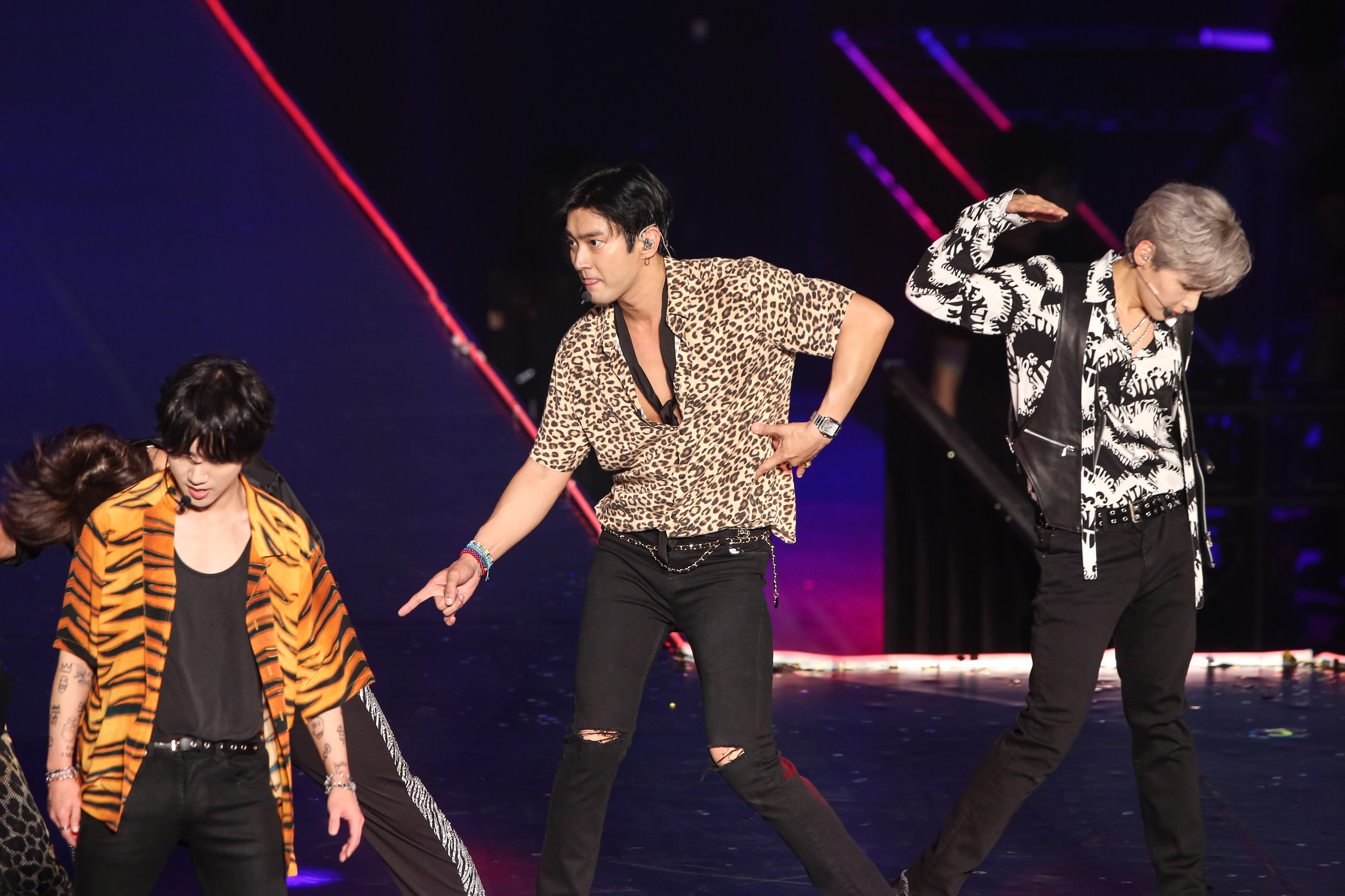 Super Junior成員賣力表演歌舞。