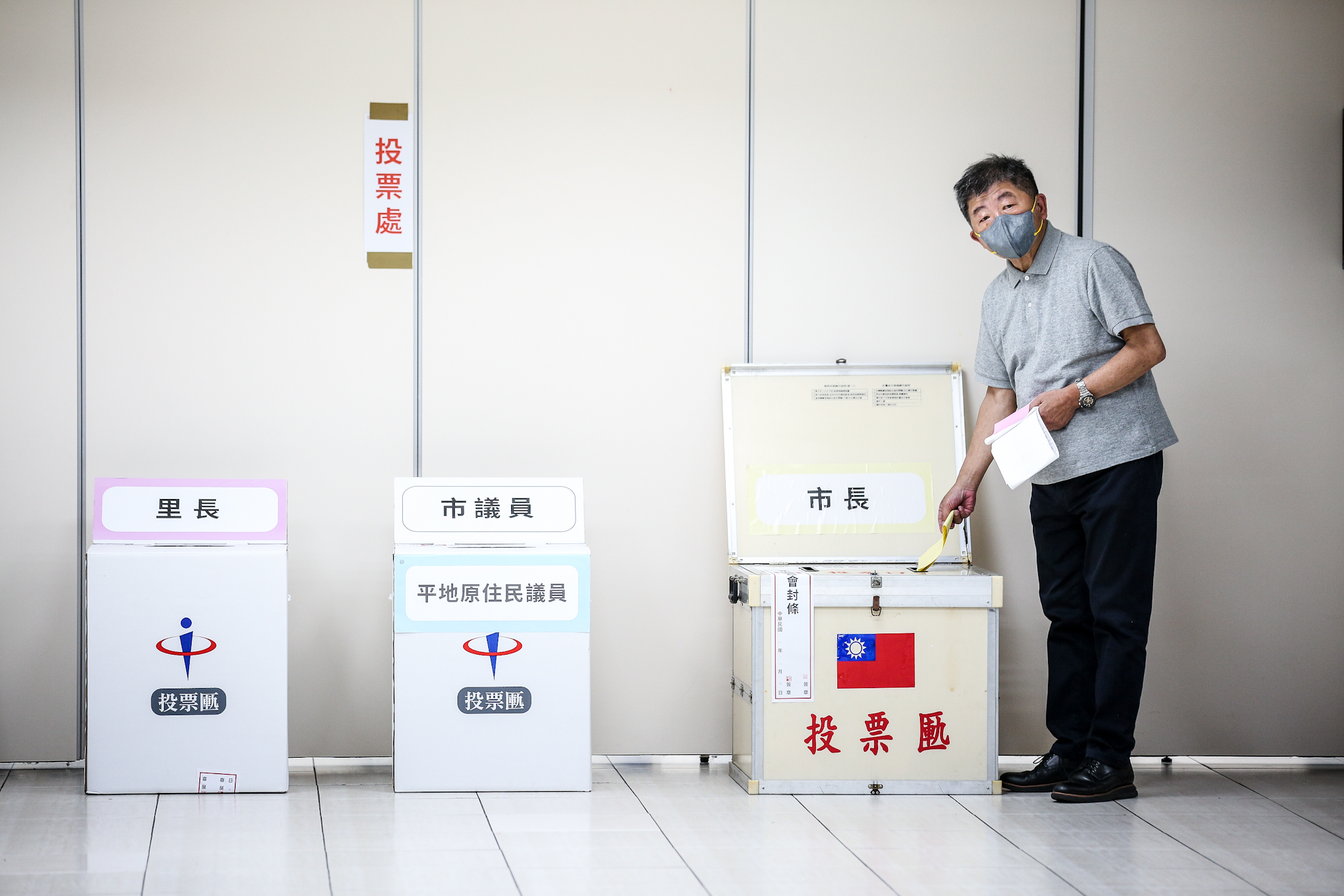 台北市長候選人陳時中今早第一時間就完成投票。