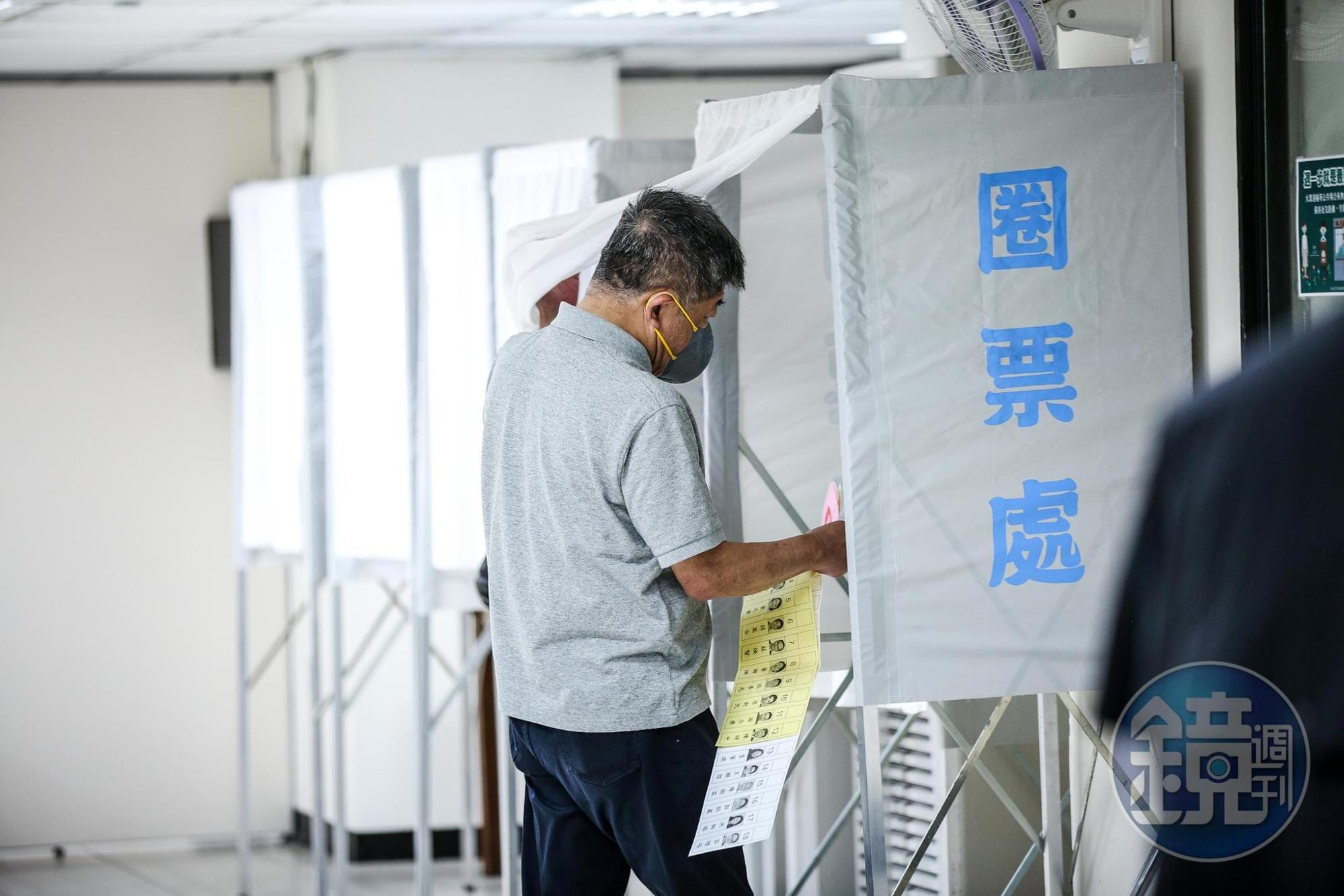 陳時中一身輕便、心情輕鬆來投票,但坦言等開票的時間滿難熬的。