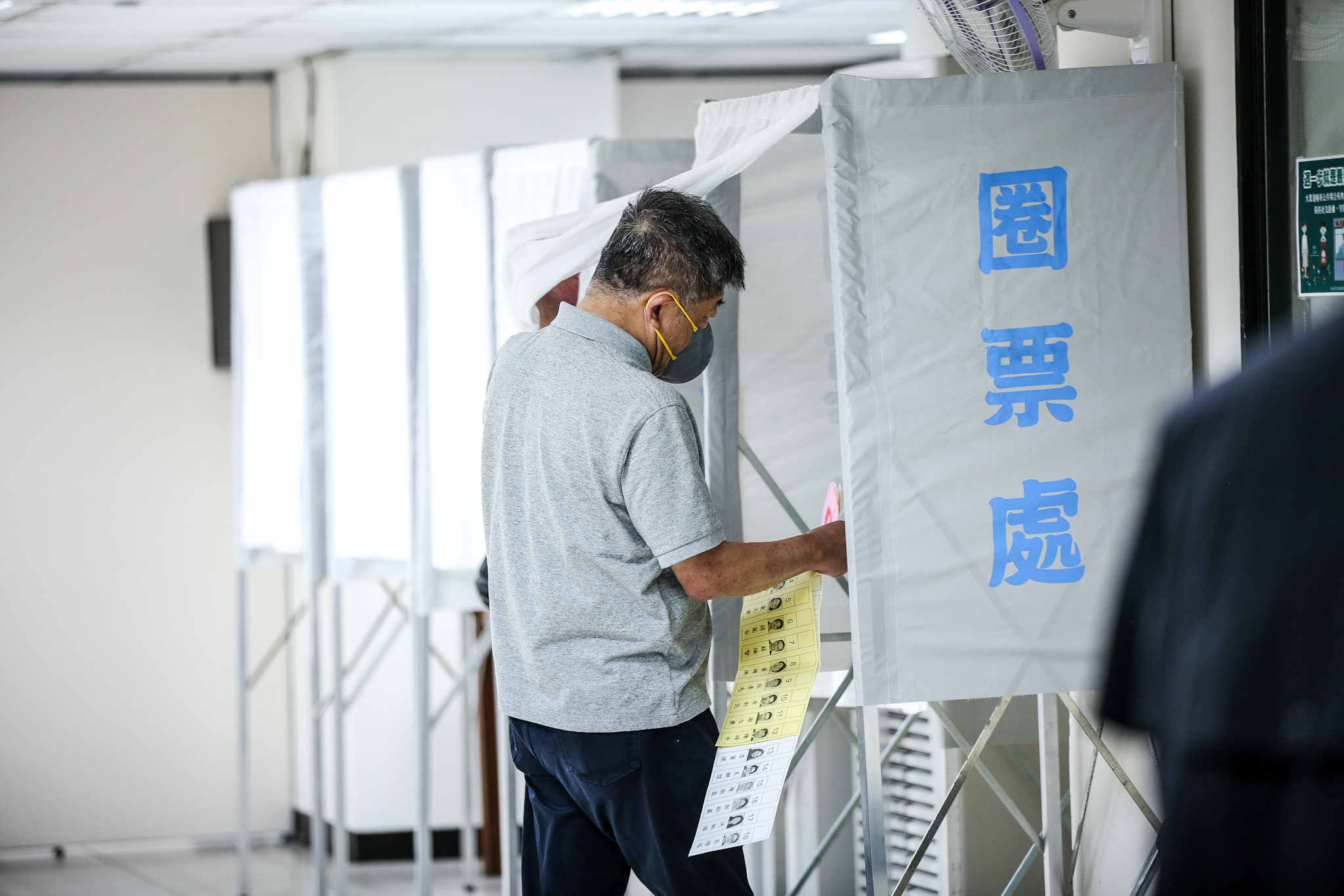 陳時中一身輕便、心情輕鬆來投票，但坦言等開票的時間滿難熬的。