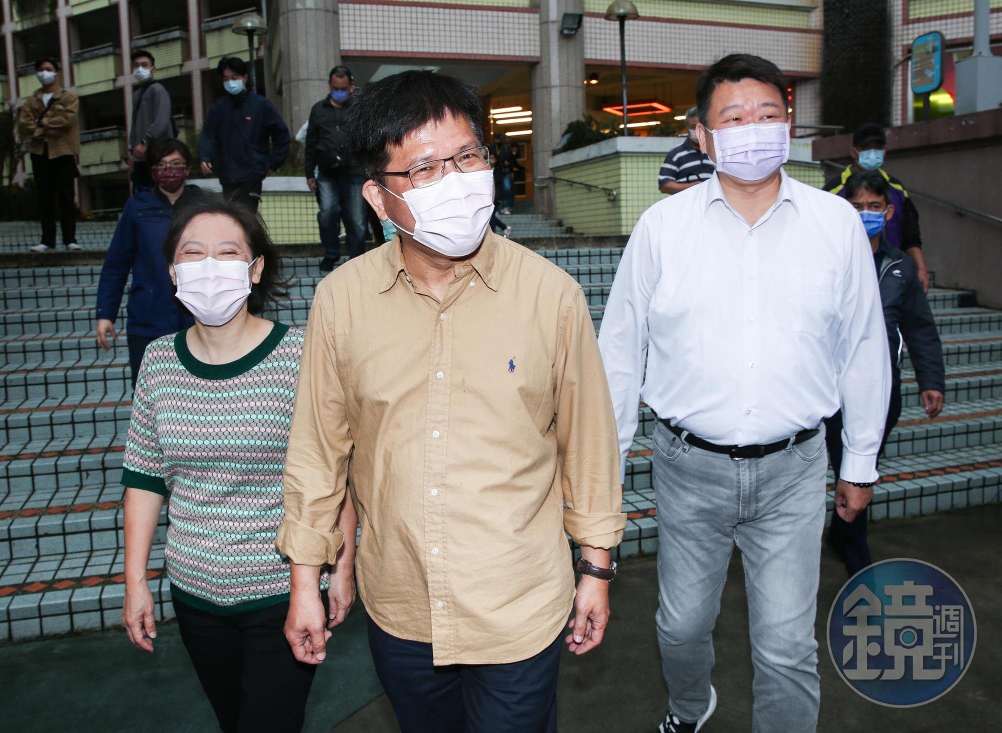 林佳龍(中)與妻子廖婉如(左)、民進黨新北市主委何博文(右)前往投票。
