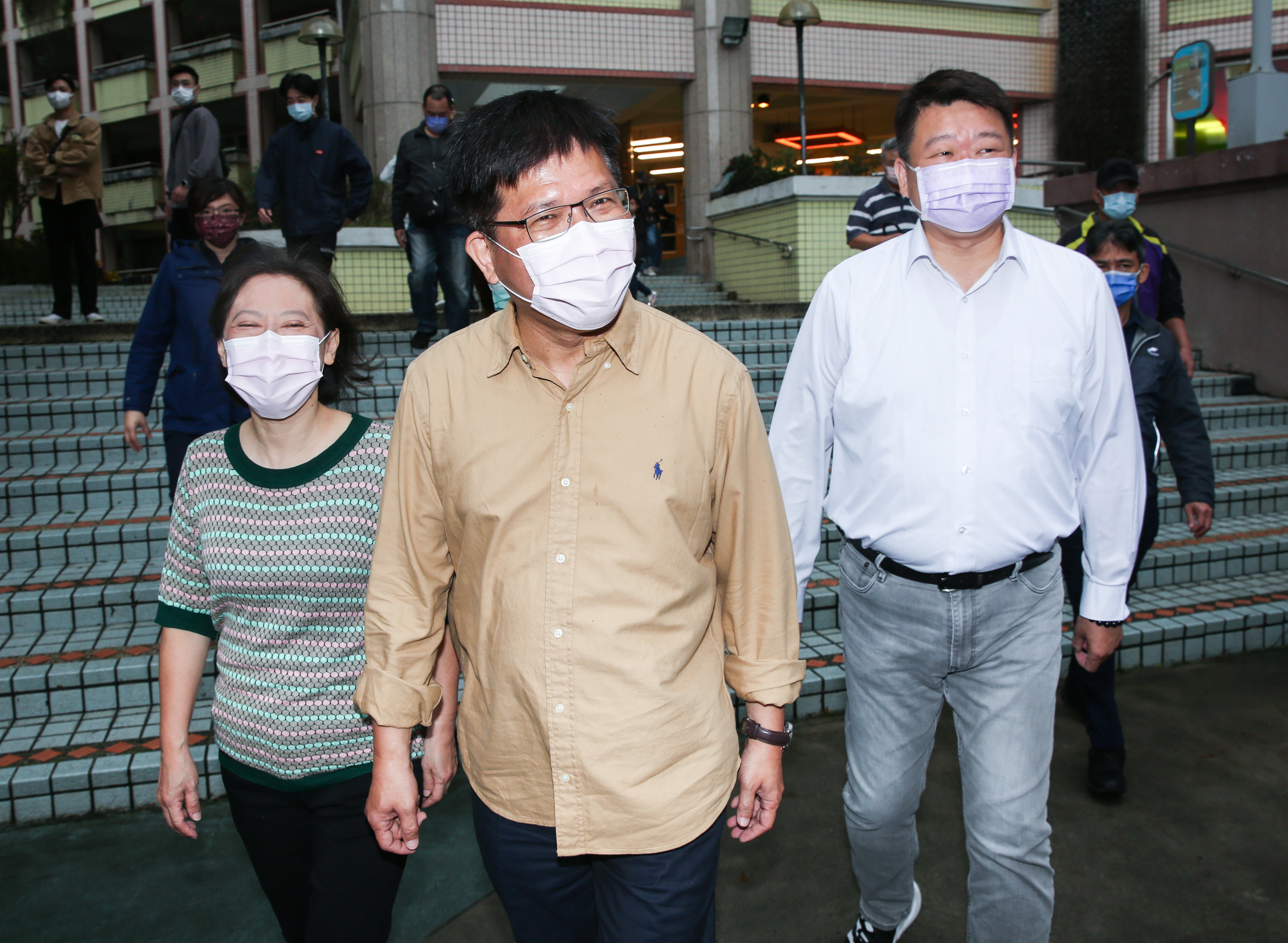 林佳龍（中）與妻子廖婉如（左）、民進黨新北市主委何博文（右）前往投票。