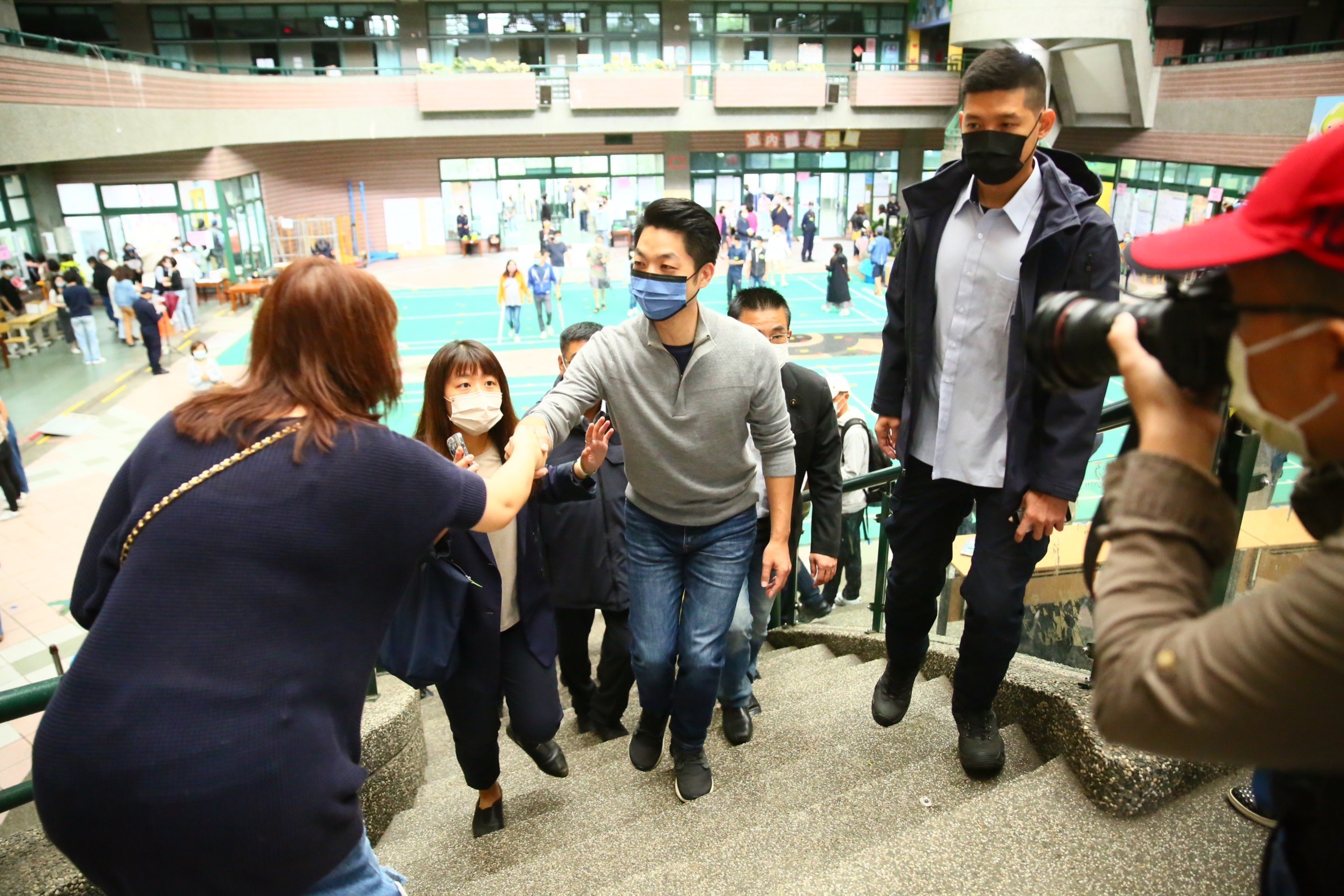 蔣萬安今早前往投票所，與民眾握手致意。