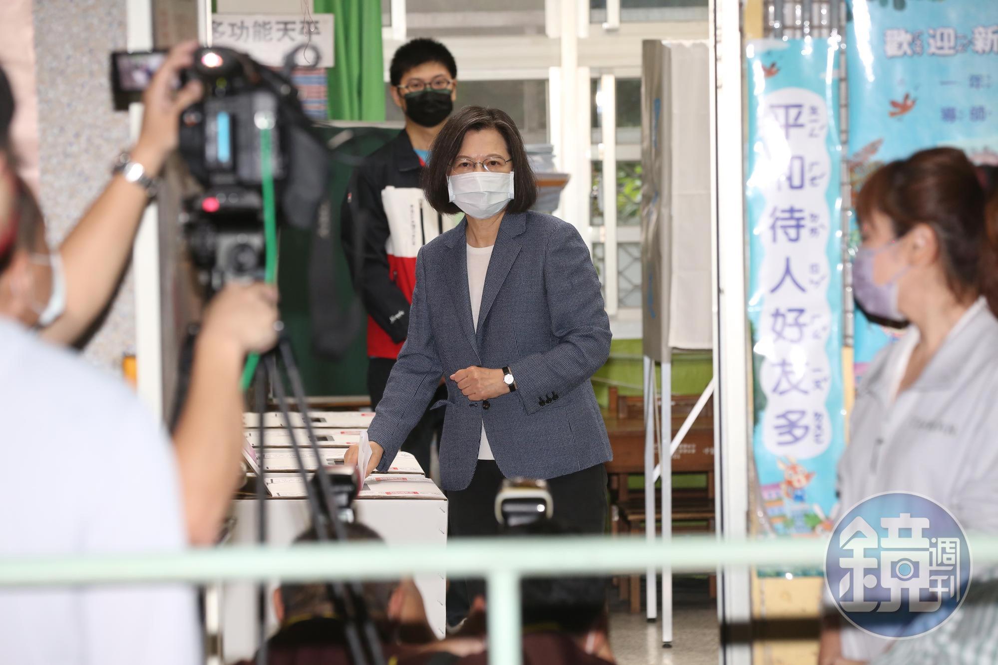 總統蔡英文今在新北市永和區完成投票,呼籲民眾記得也要投18歲公民權修憲複決。