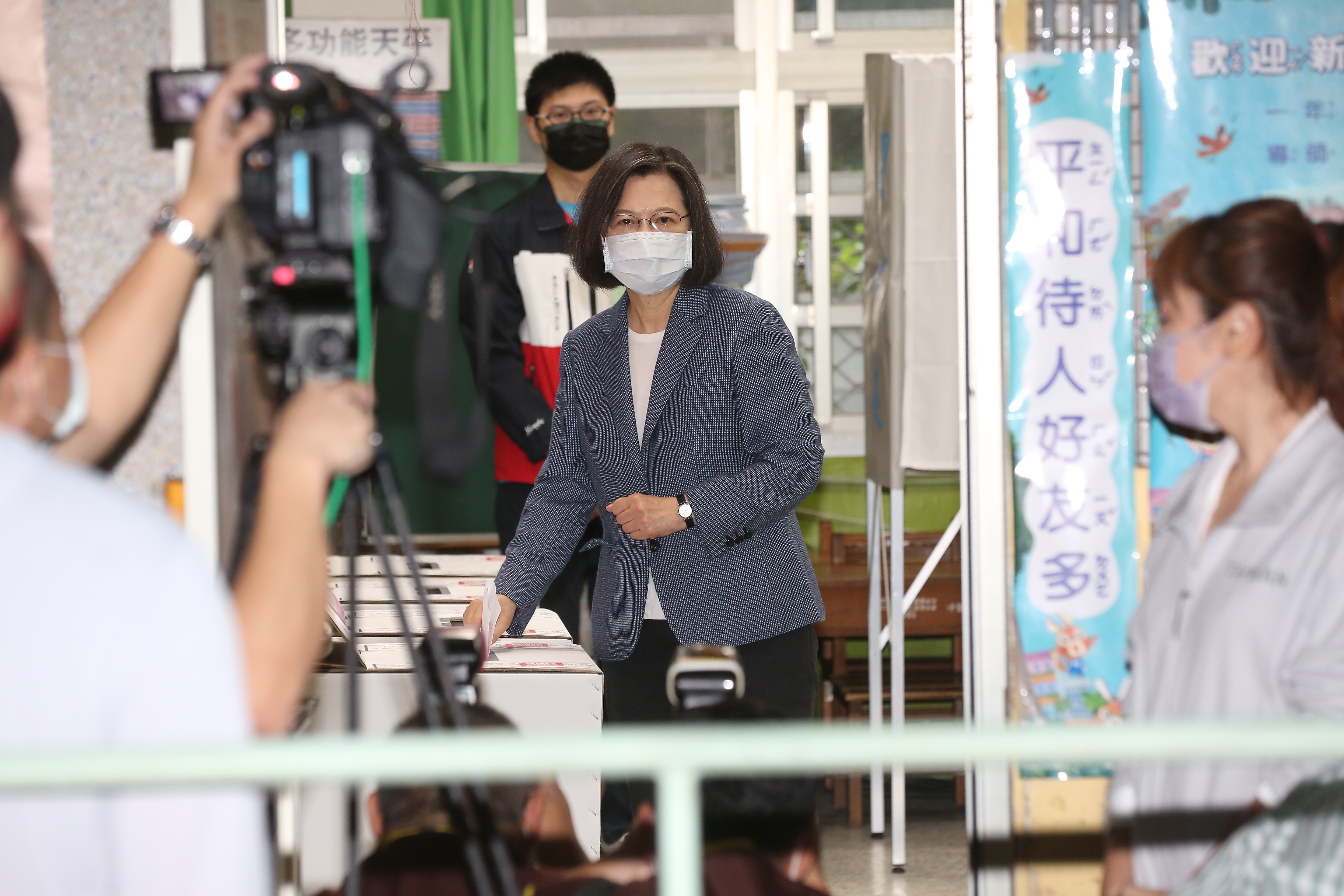 總統蔡英文今在新北市永和區完成投票，呼籲民眾記得也要投18歲公民權修憲複決。