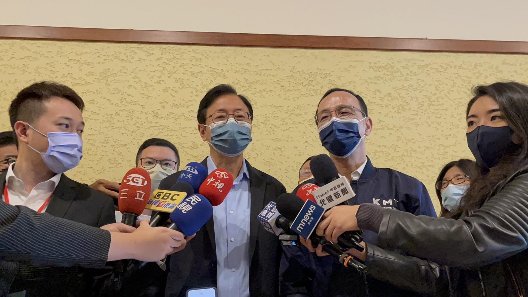 朱立倫(右)陪同張善政在桃園完成投票。(國民黨提供)