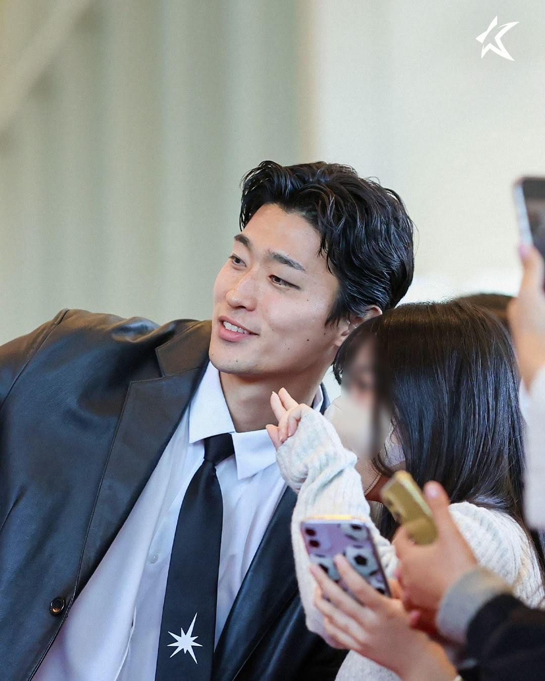 粉絲挖出過去韓國前鋒曹圭成與粉絲合照畫面。(翻攝IG@kleague)