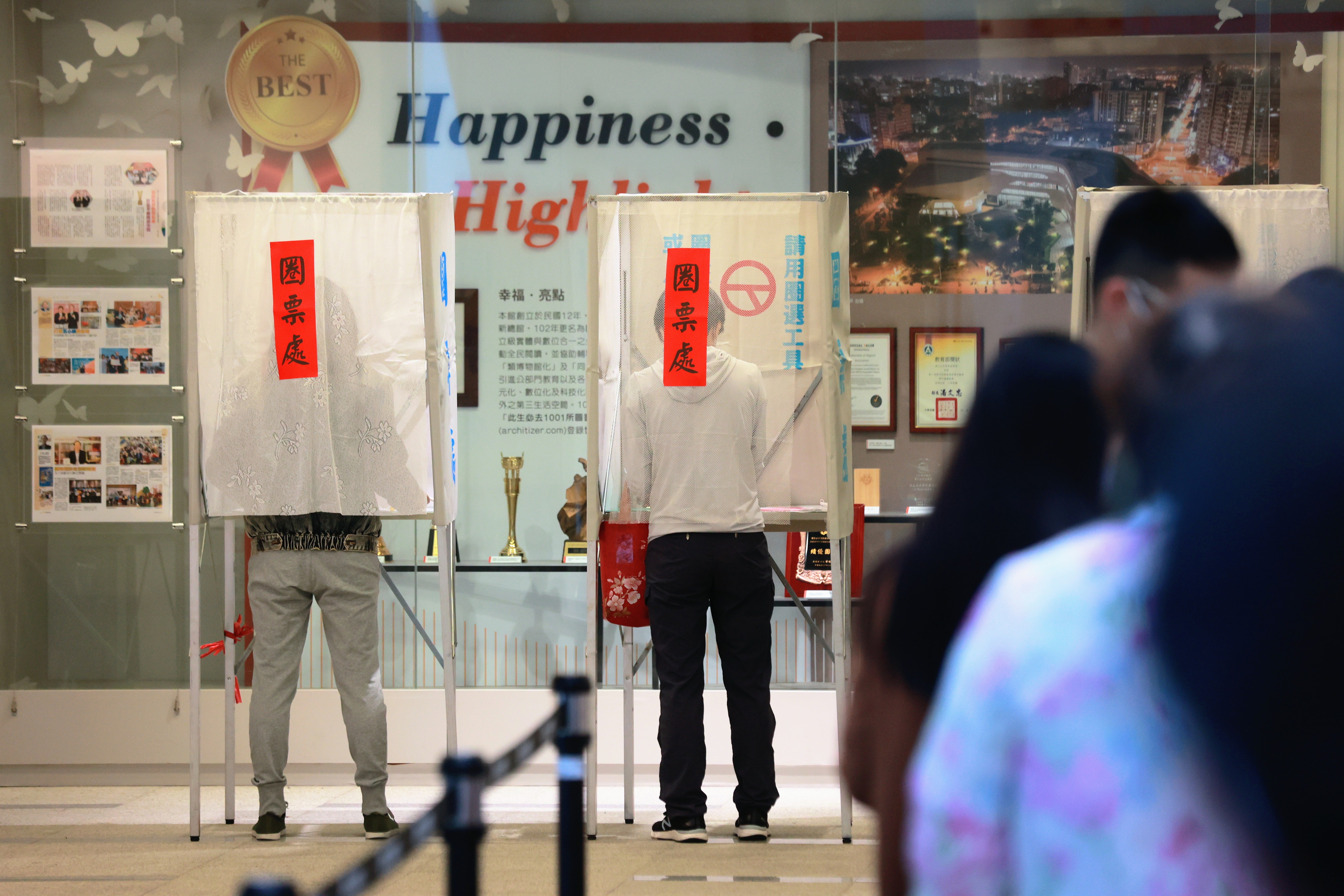 九合一投票與修憲公投登場，各地卻有不少違規情況傳出。